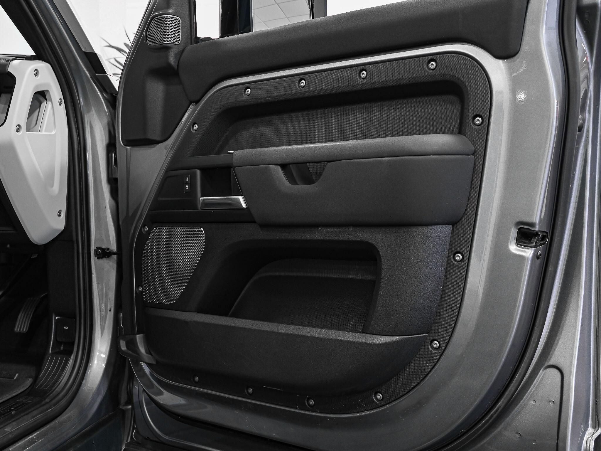 Land Rover Defender view 25