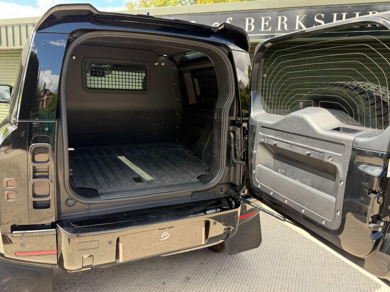 Land Rover Defender 90 view 23