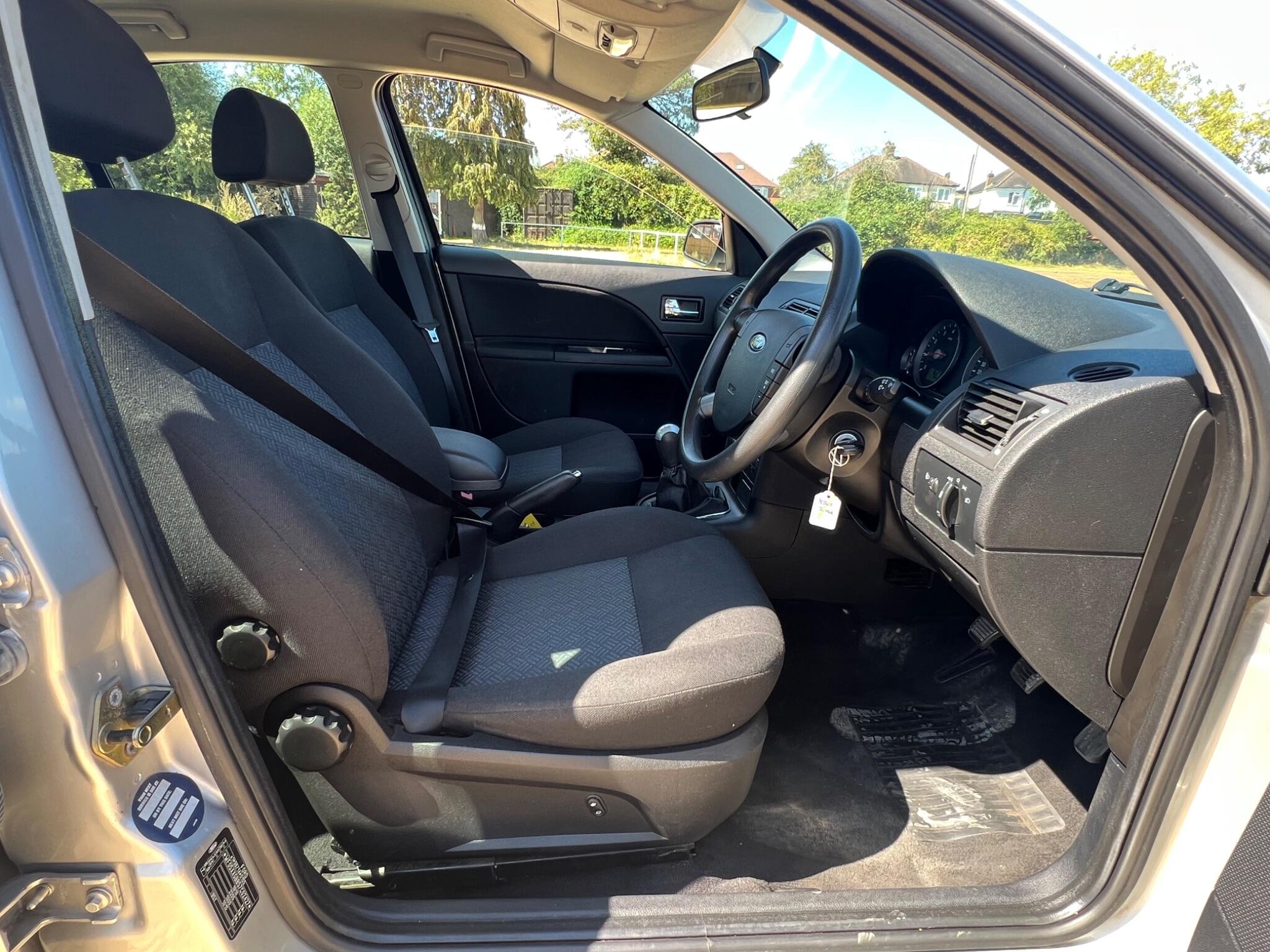 Ford Mondeo view 12