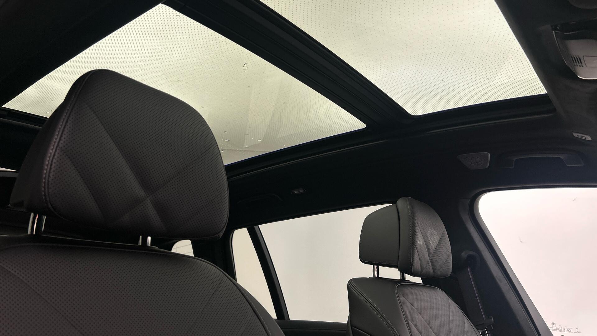 BMW X7 view 24