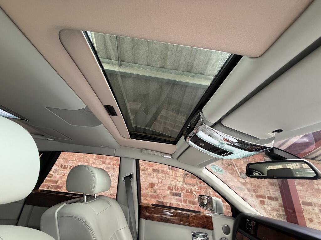 Rolls-Royce Phantom view 36