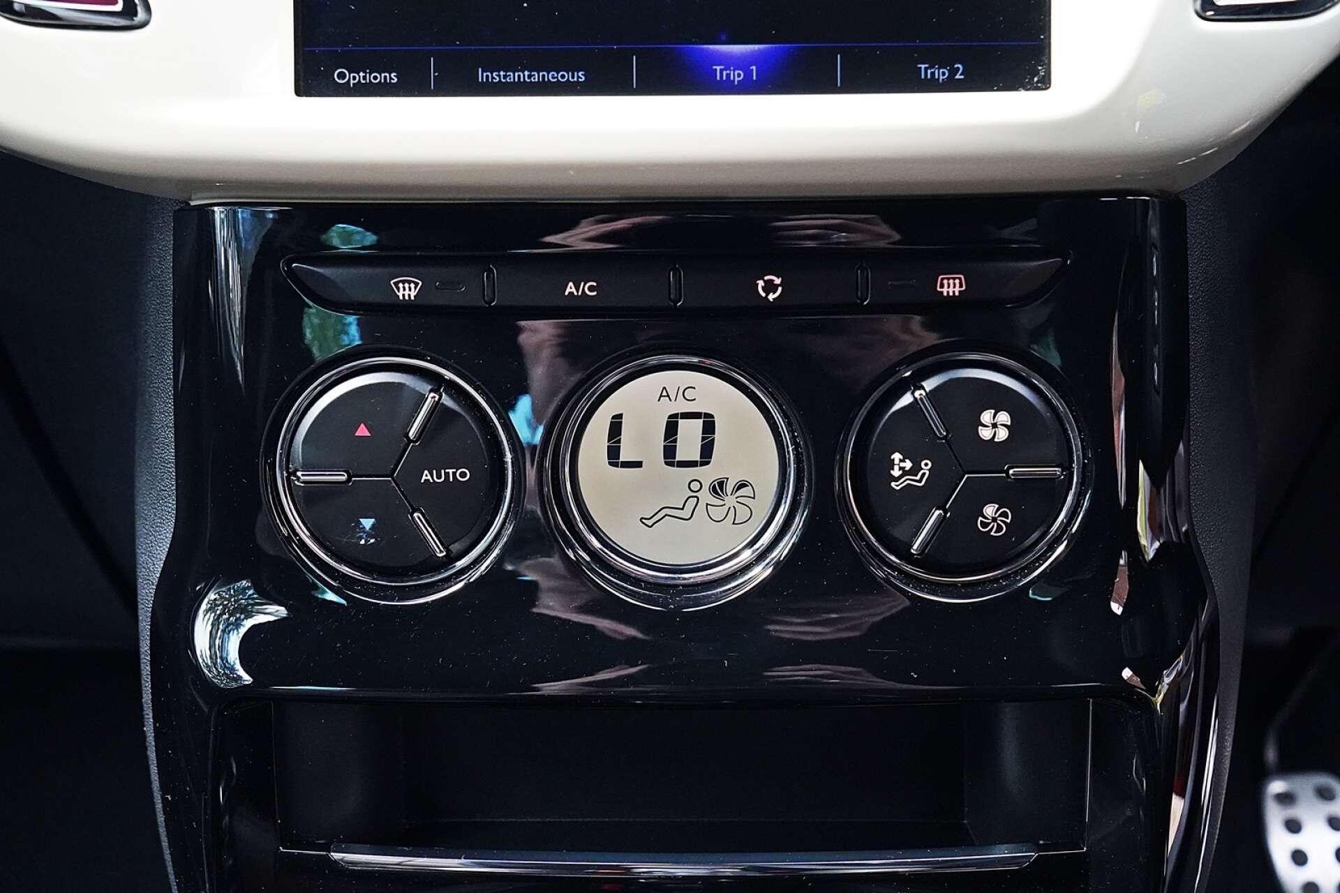 DS Automobiles DS 3 view 22