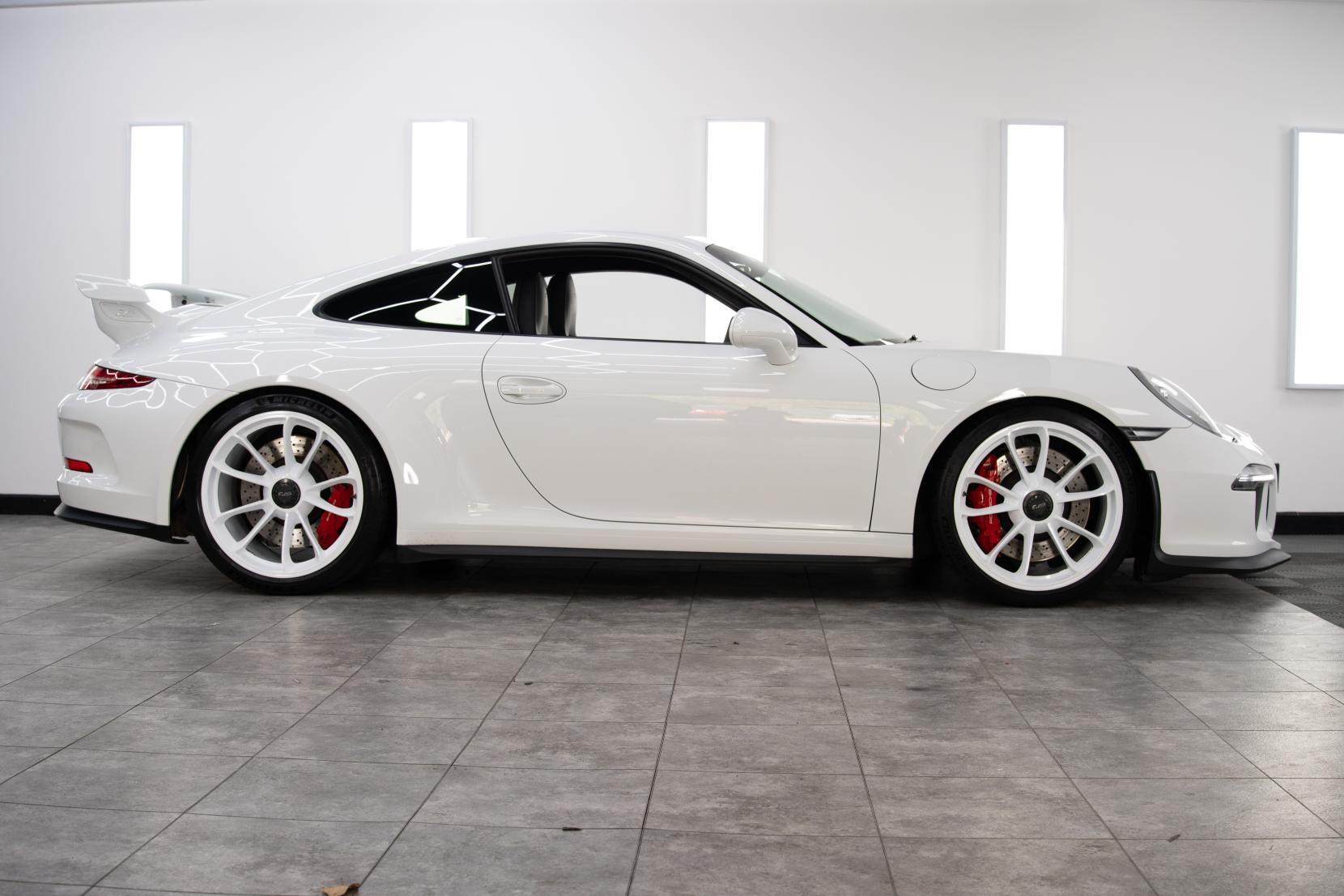 Porsche 911 view 3