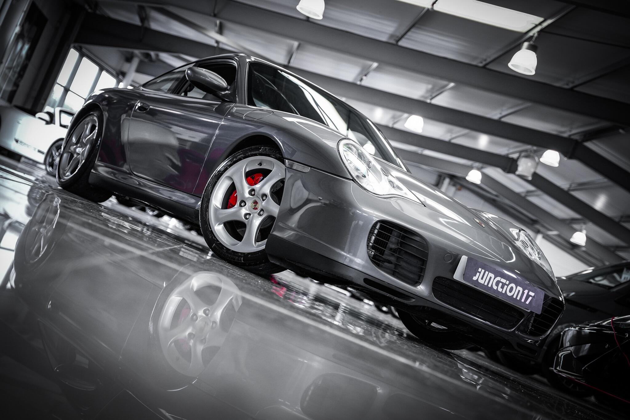 Porsche 911 view 6