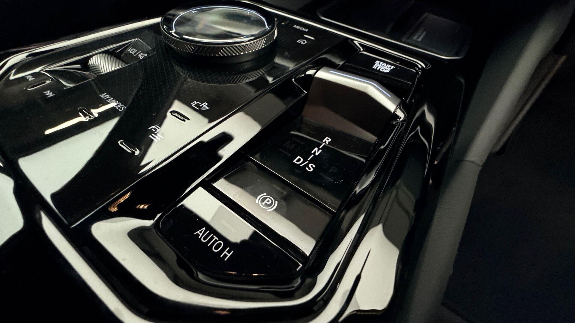 BMW 5 Series view 19