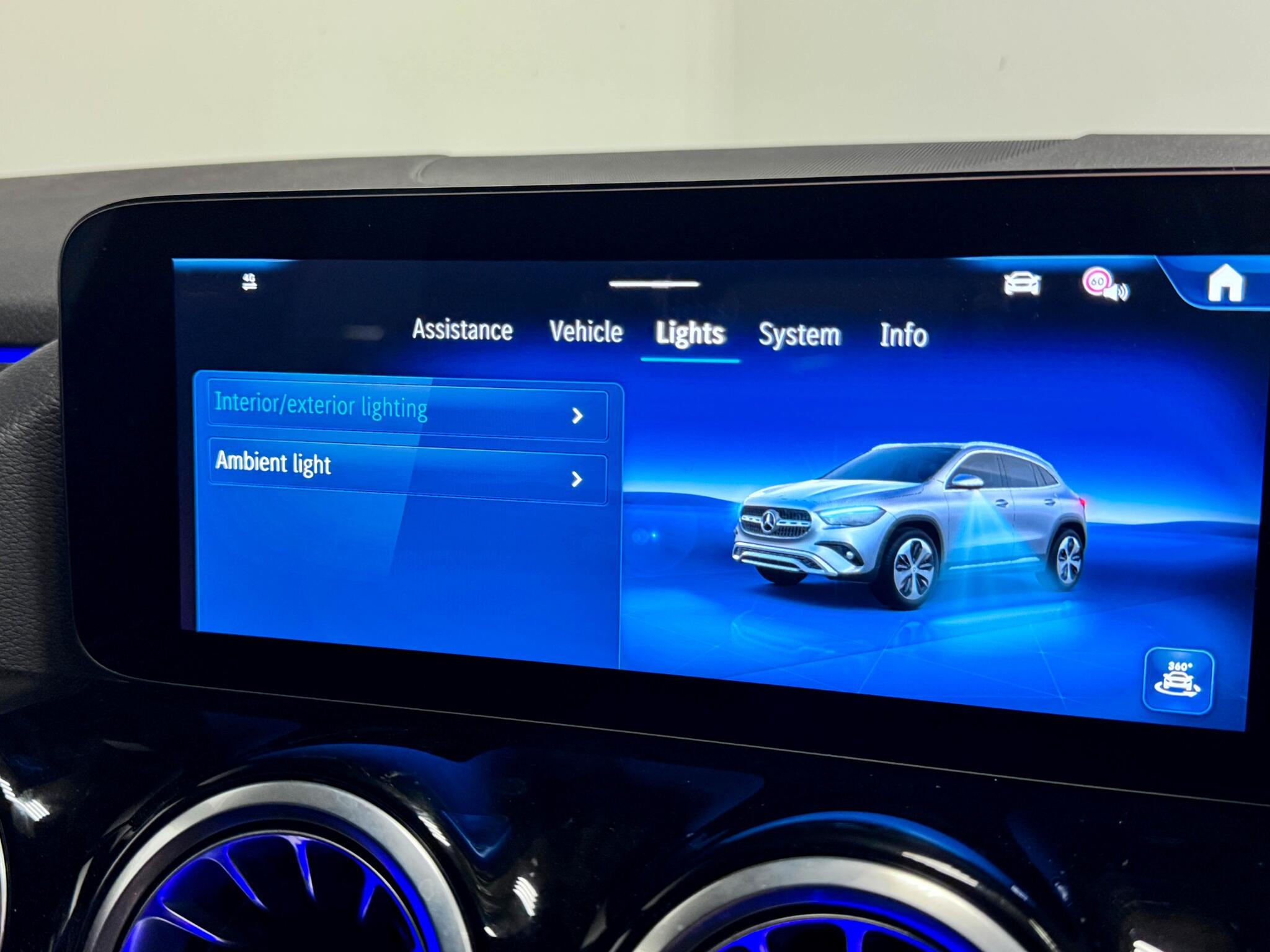 Mercedes-Benz Gla view 57