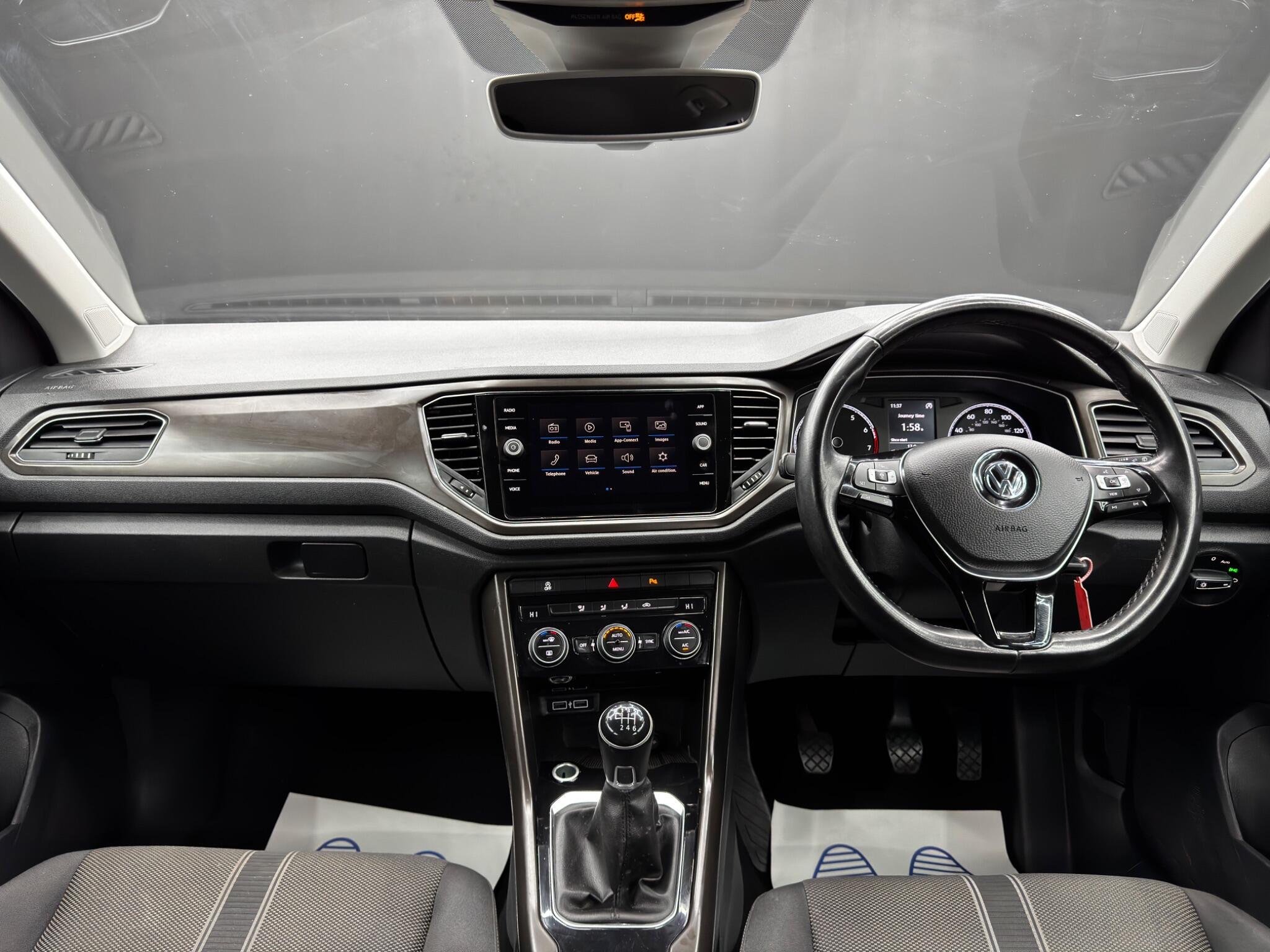 Volkswagen T-Roc view 10
