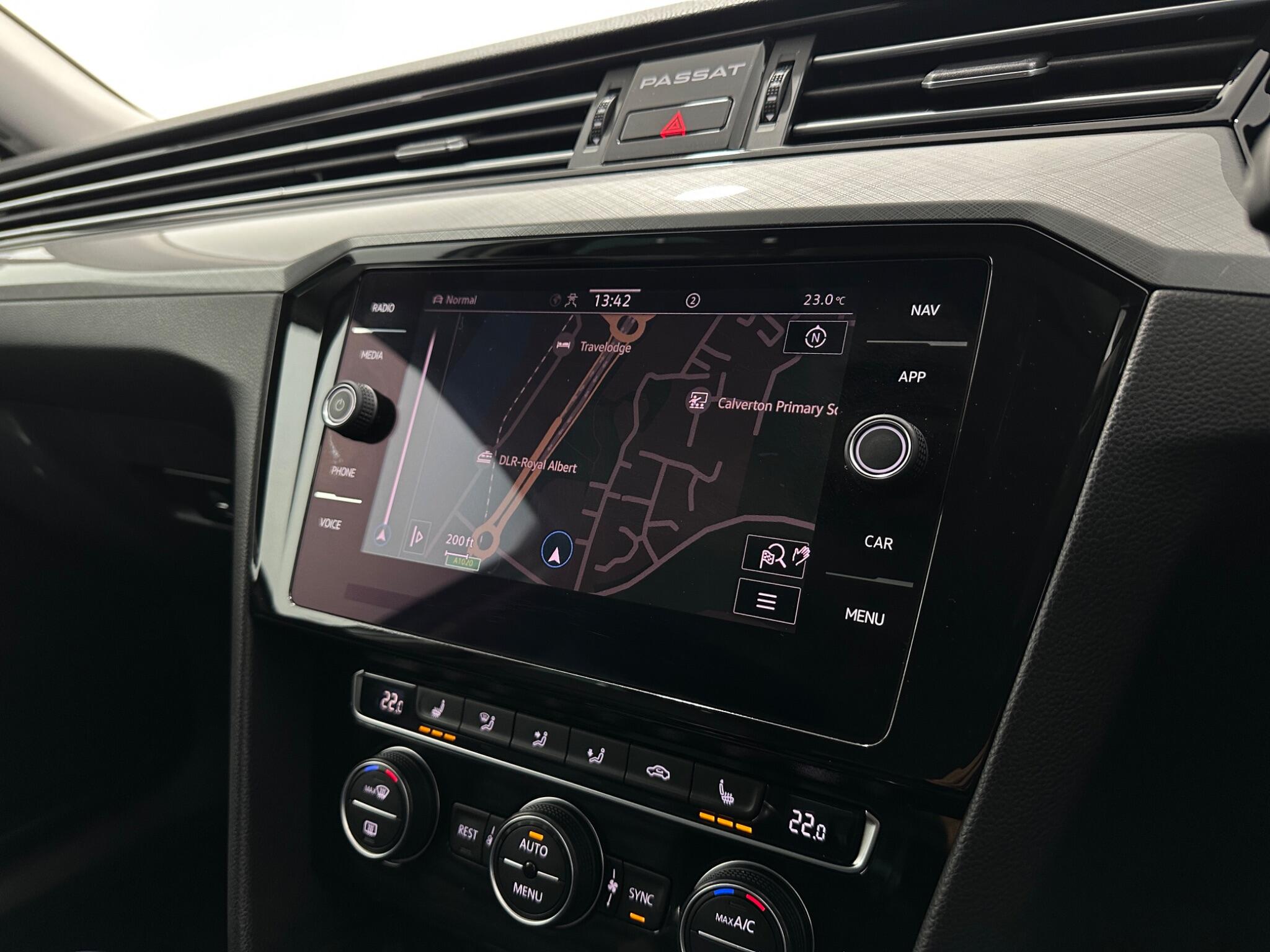 Volkswagen Passat view 22