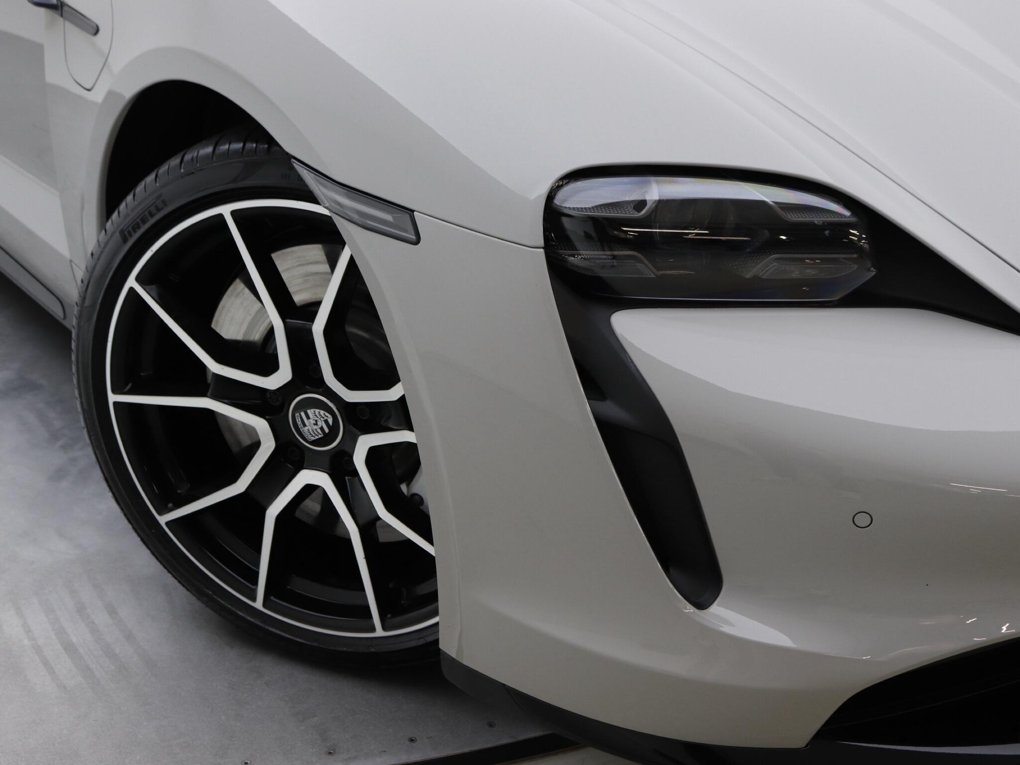 Porsche Taycan view 32