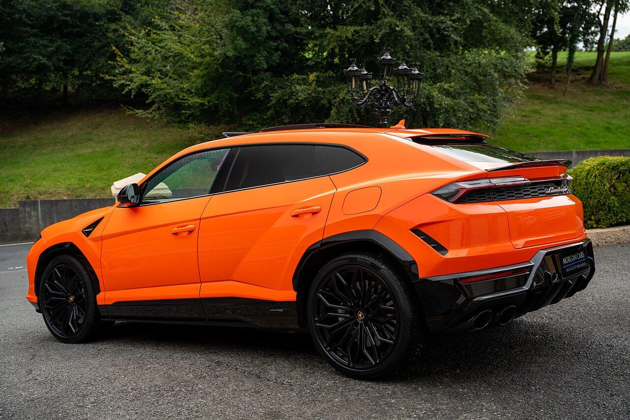 Lamborghini Urus view 101