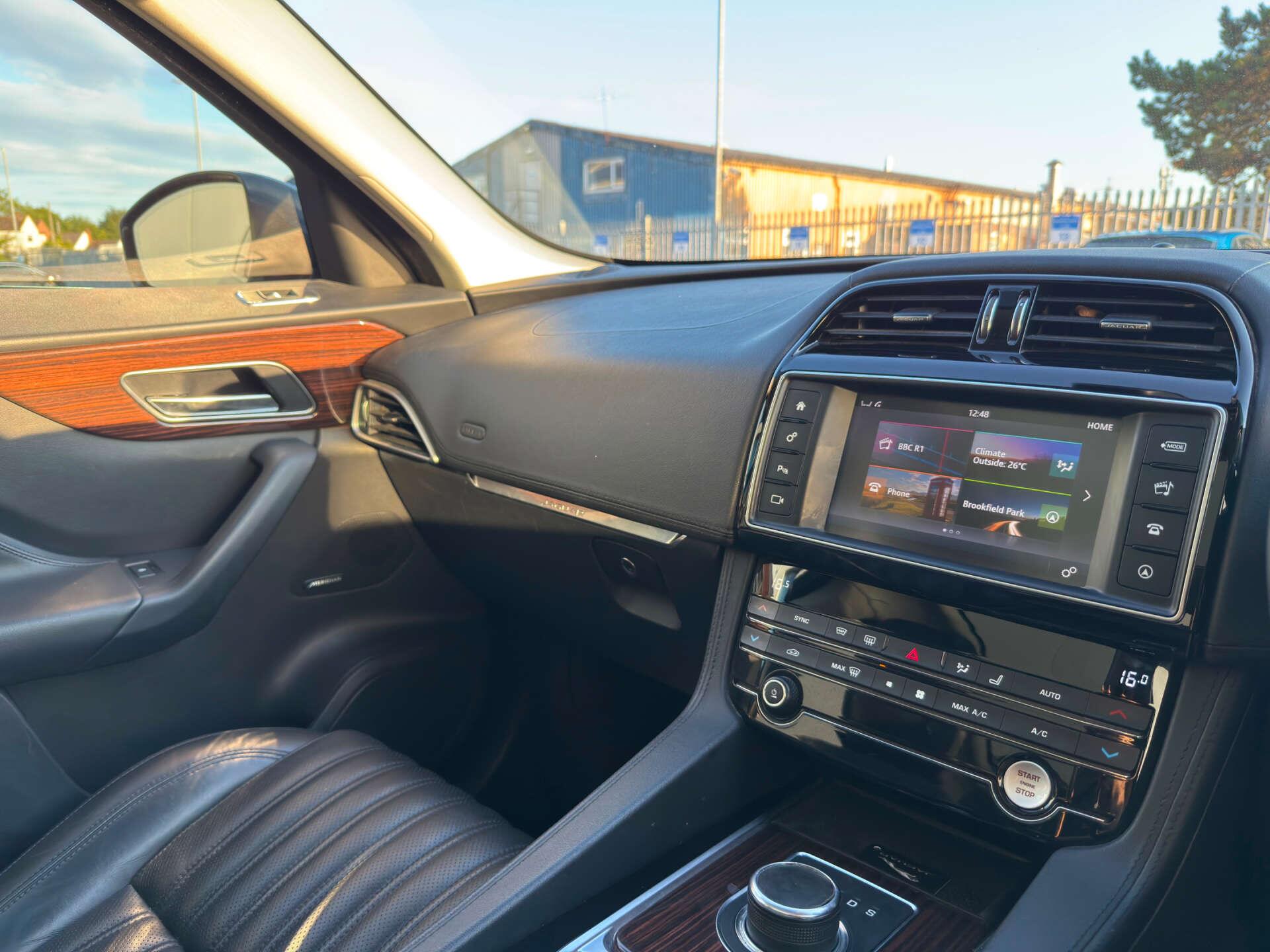 Jaguar F-Pace view 60