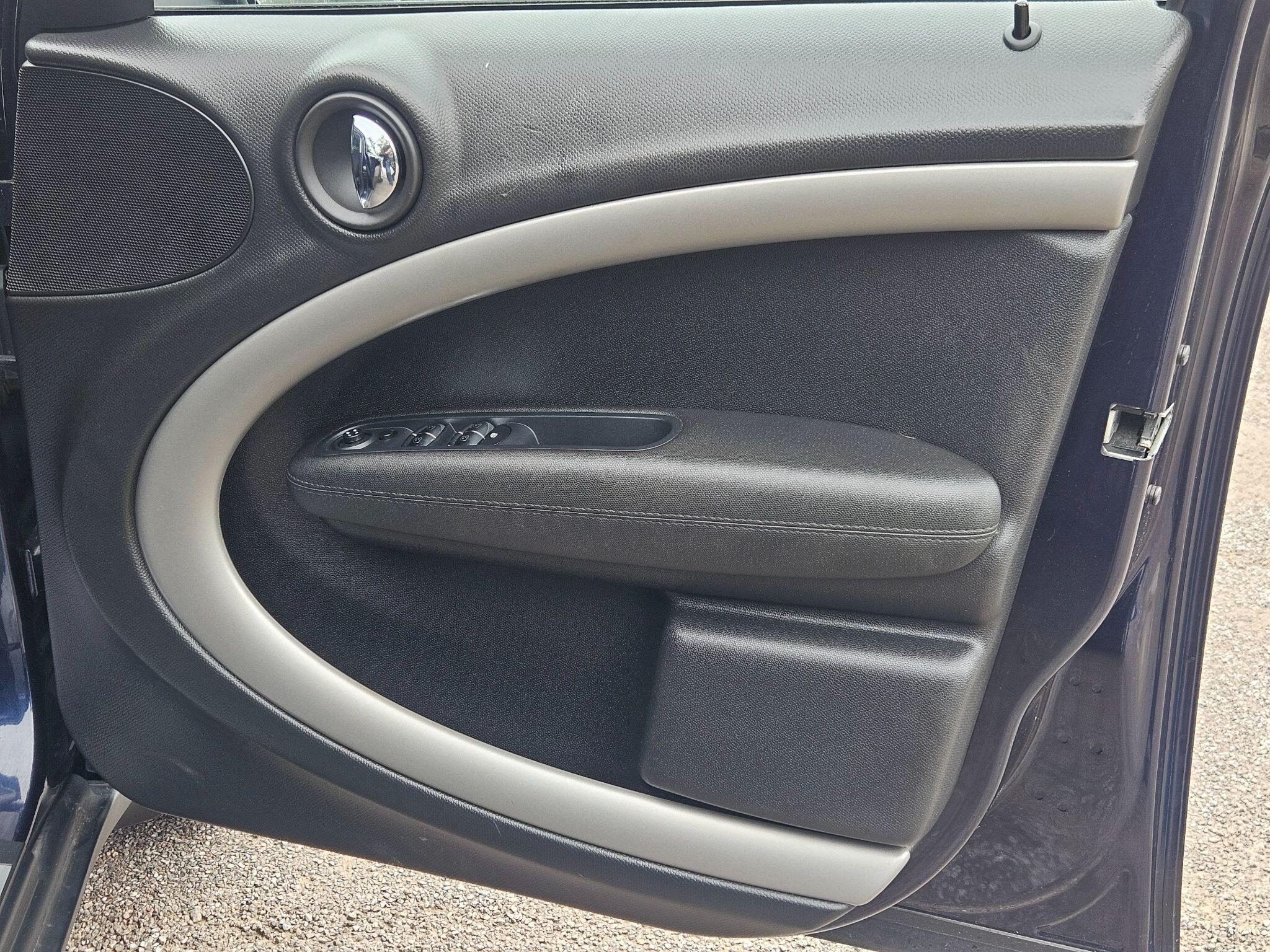 2016 MINI Countryman image 43