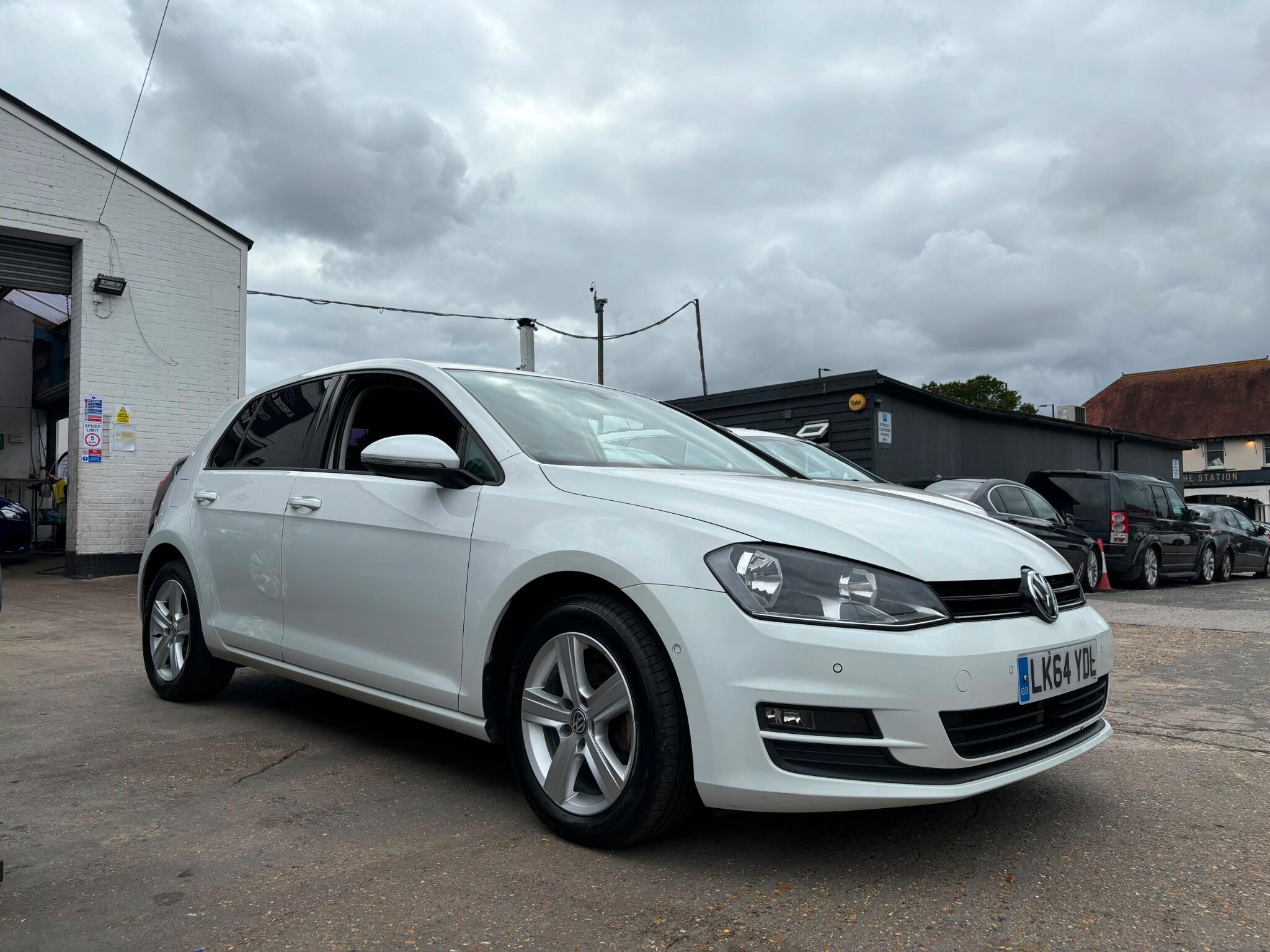 Volkswagen Golf view 4