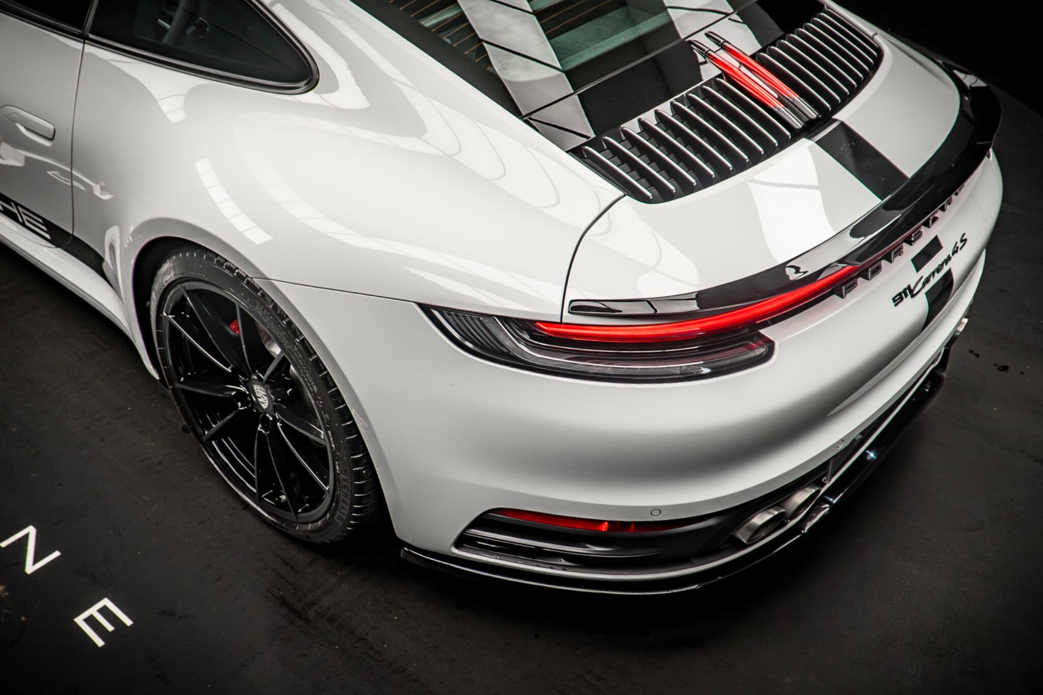 Porsche 911 view 19