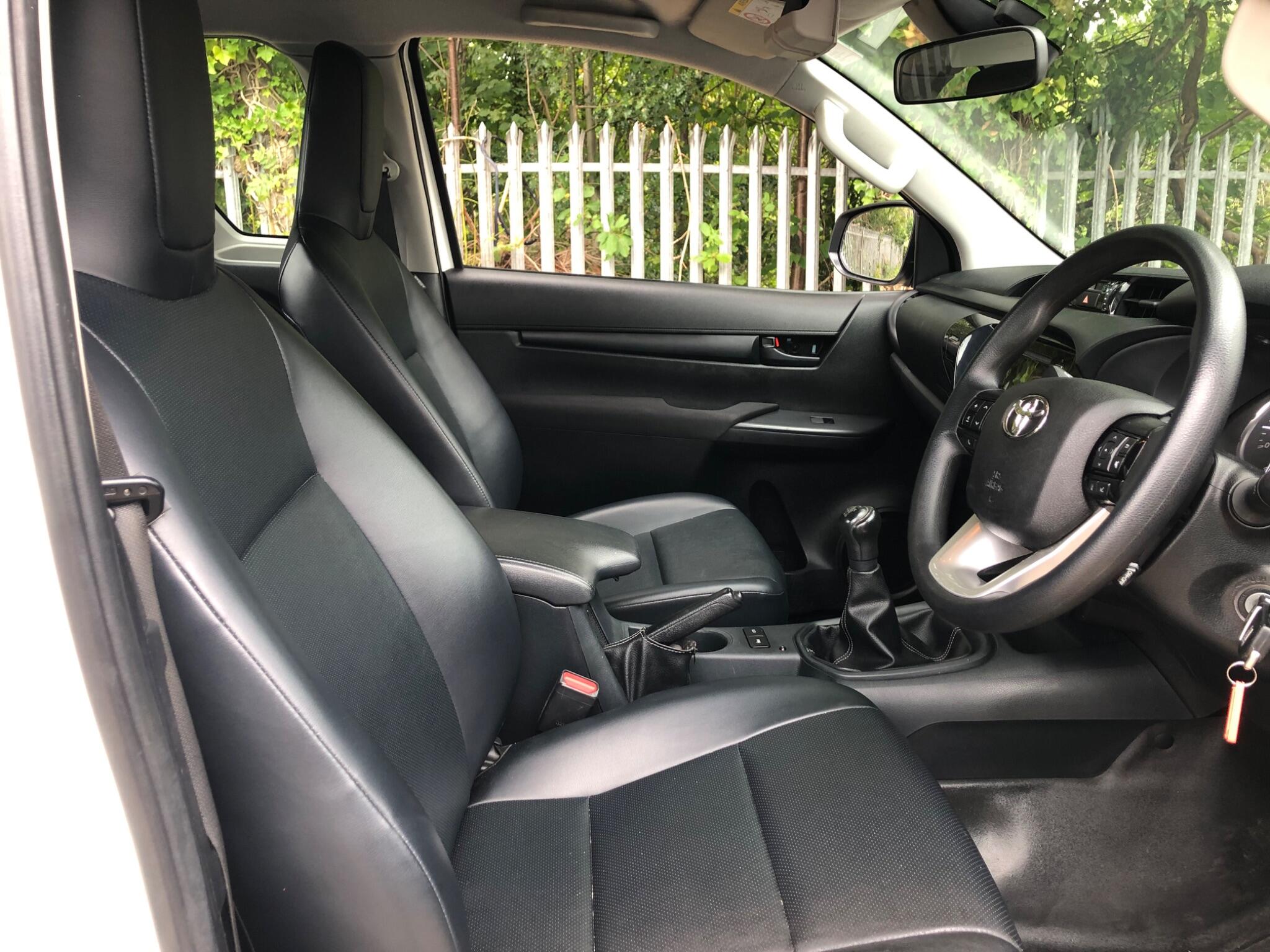 Toyota Hilux view 12