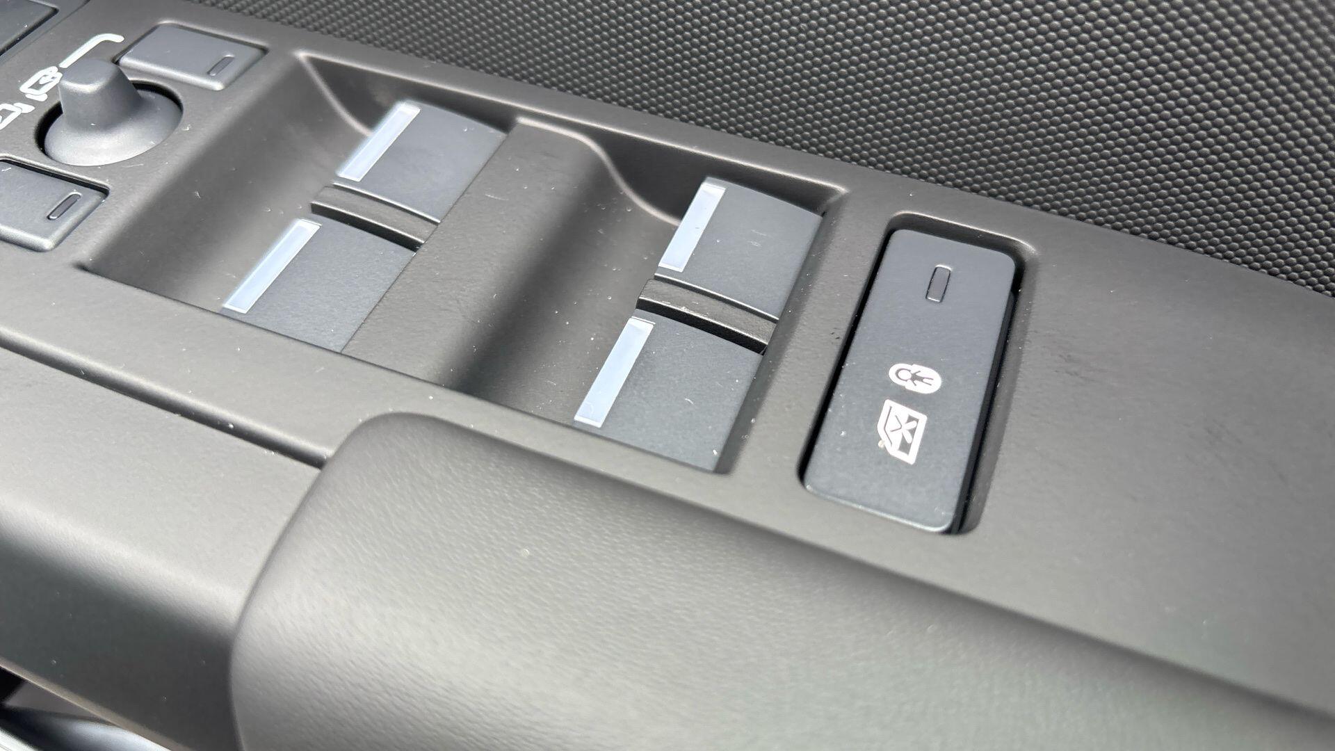 Land Rover Defender view 16