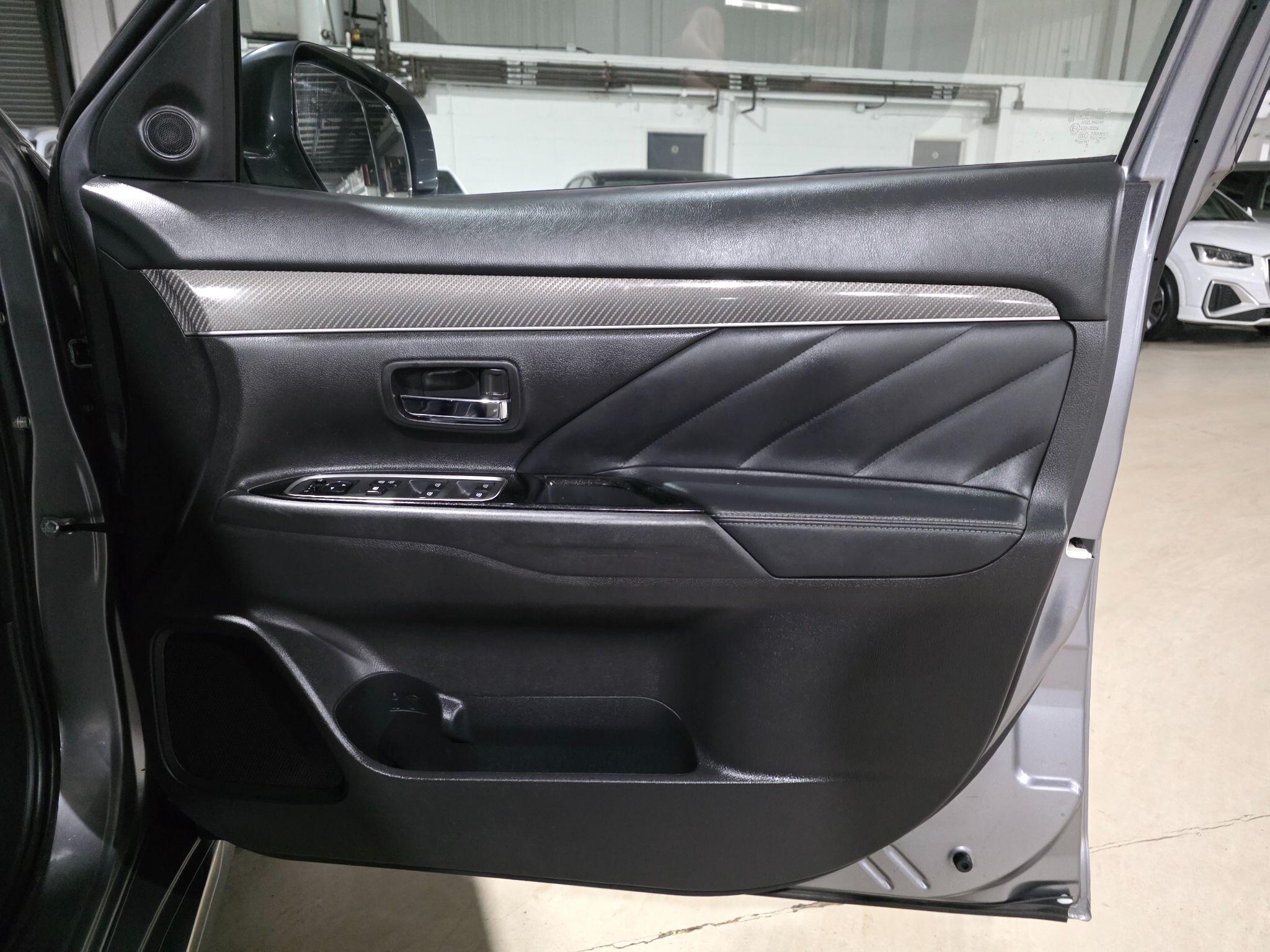 Mitsubishi Outlander view 14