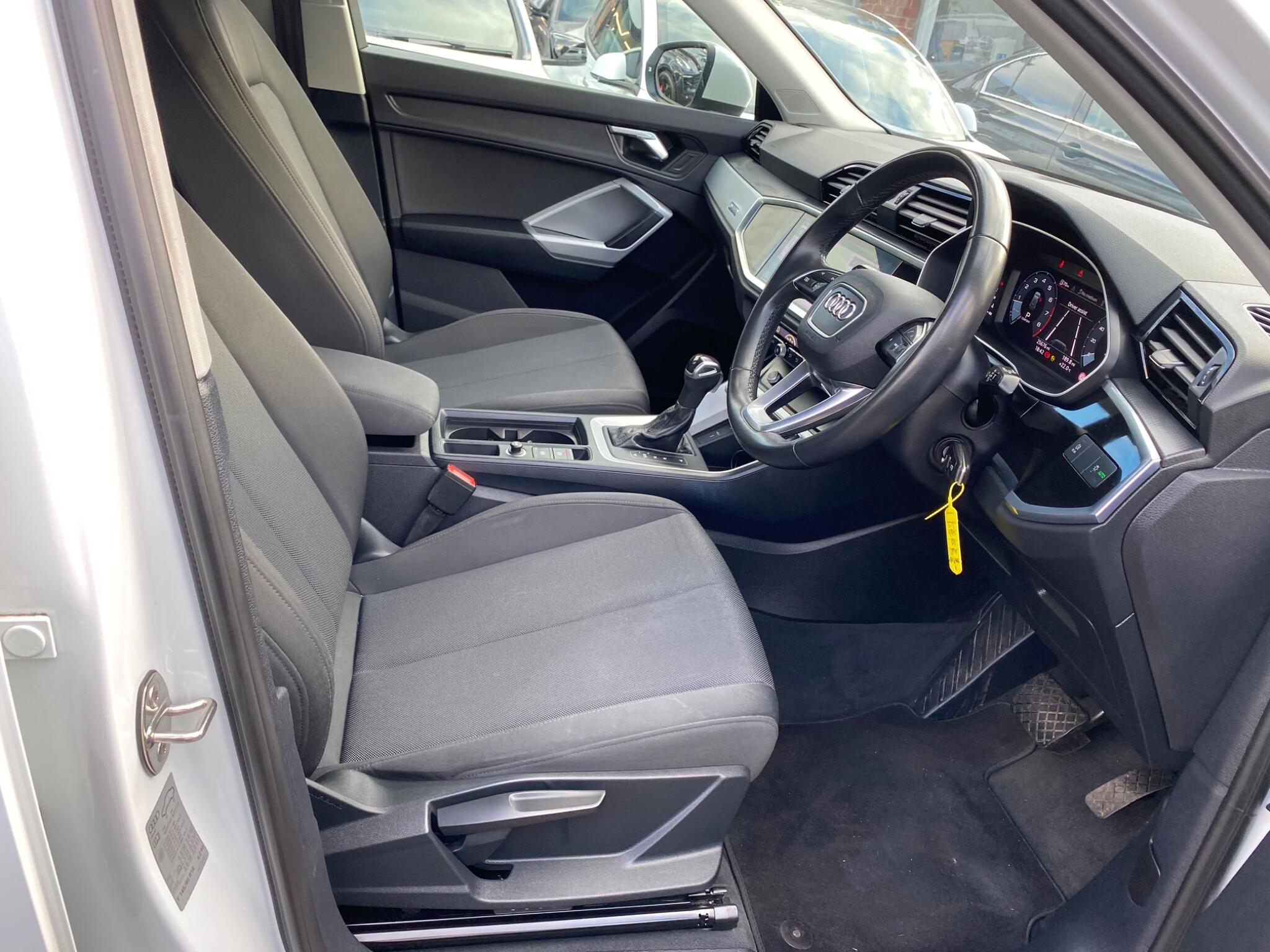 Audi Q3 view 16