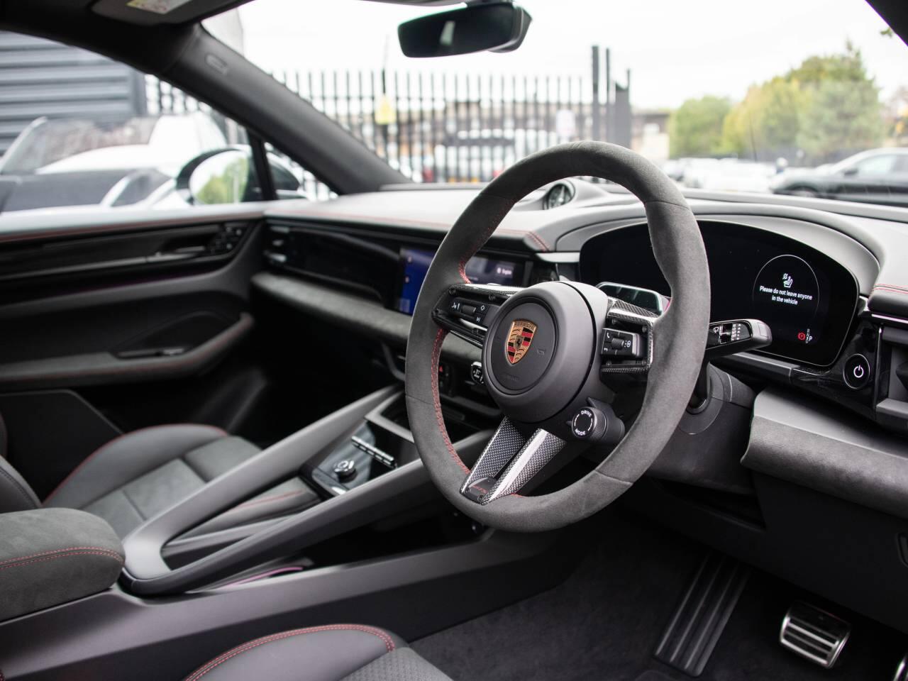 Porsche Macan view 4