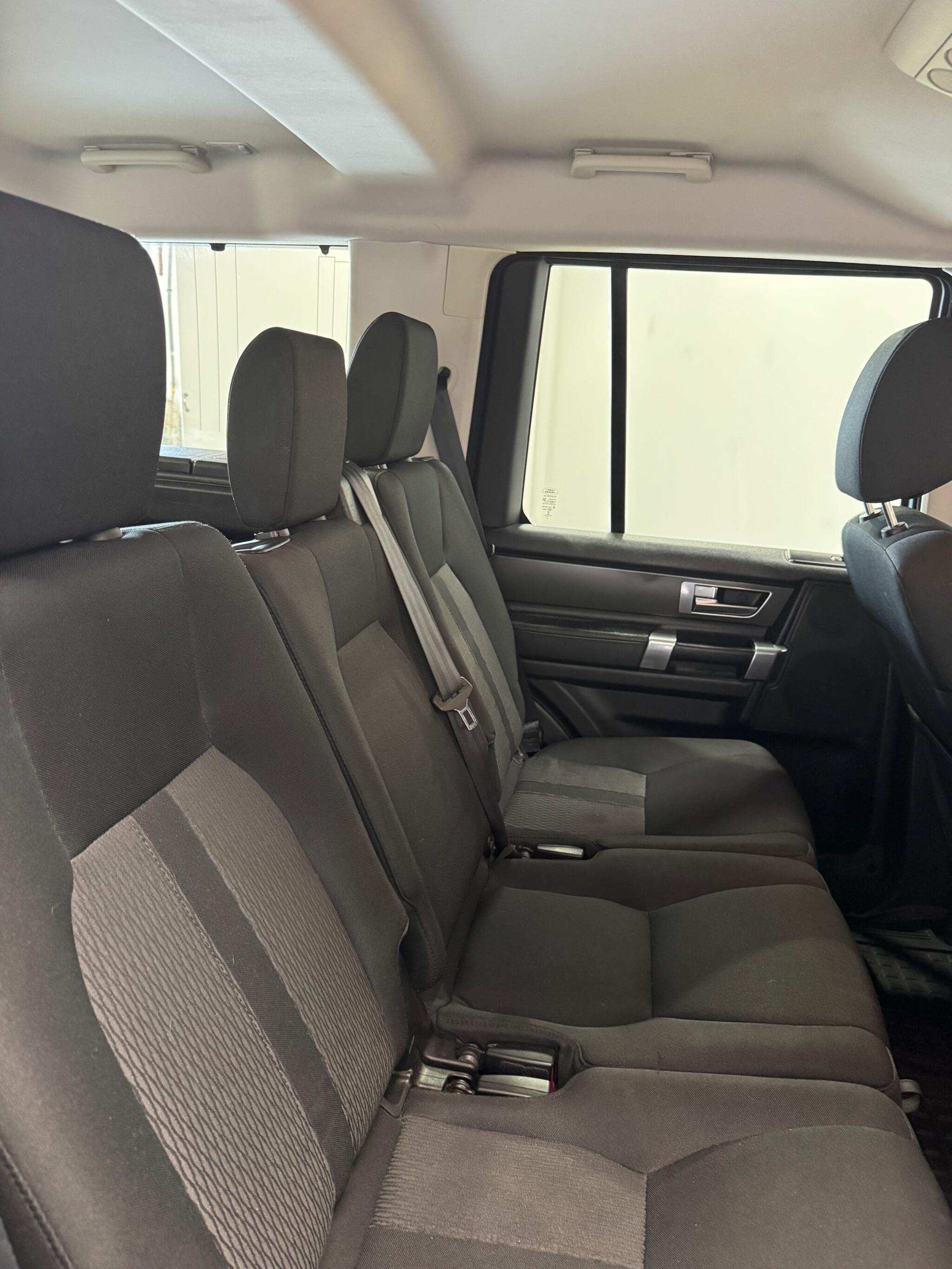 Land Rover Discovery view 13
