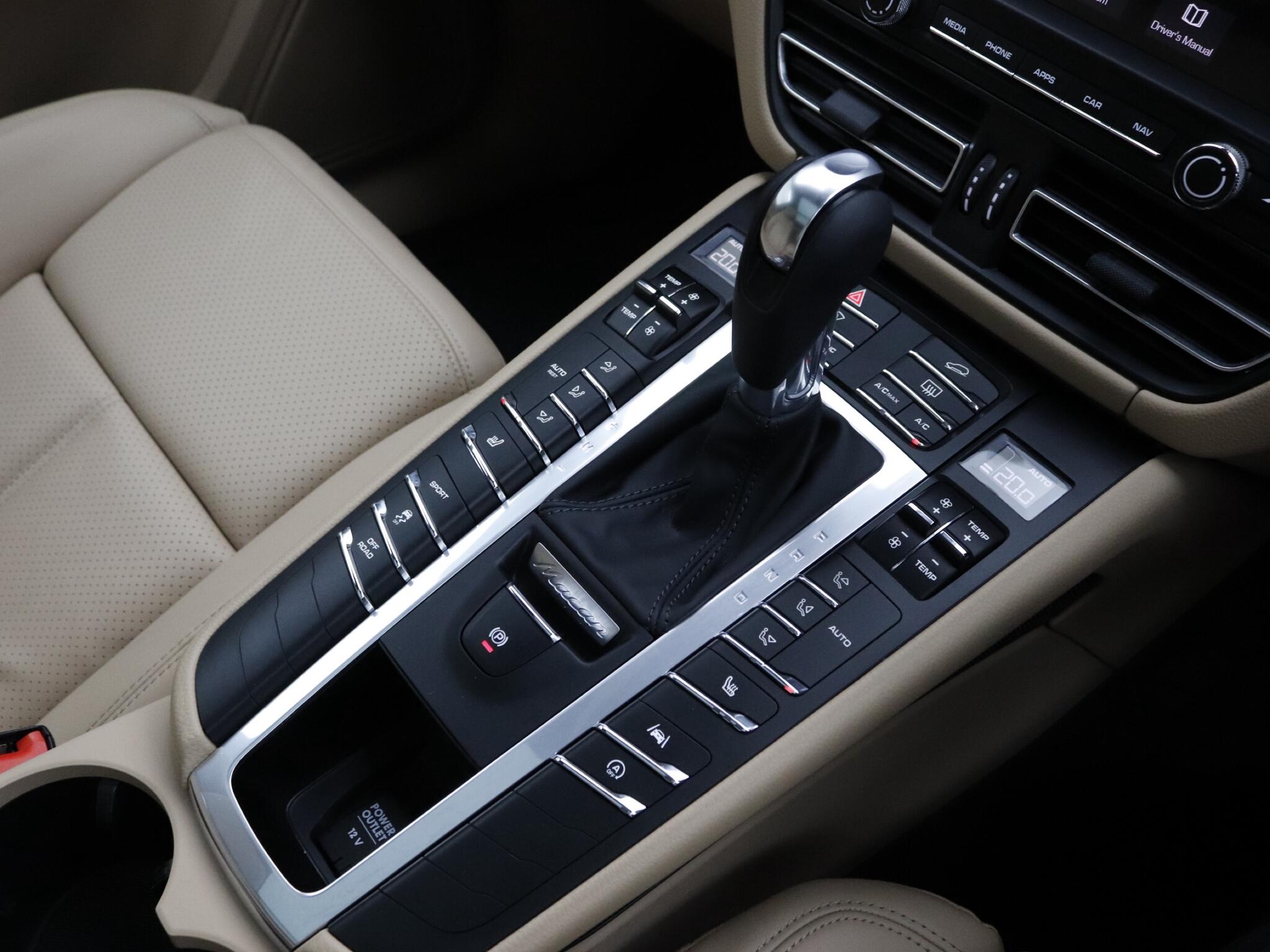 Porsche Macan view 12
