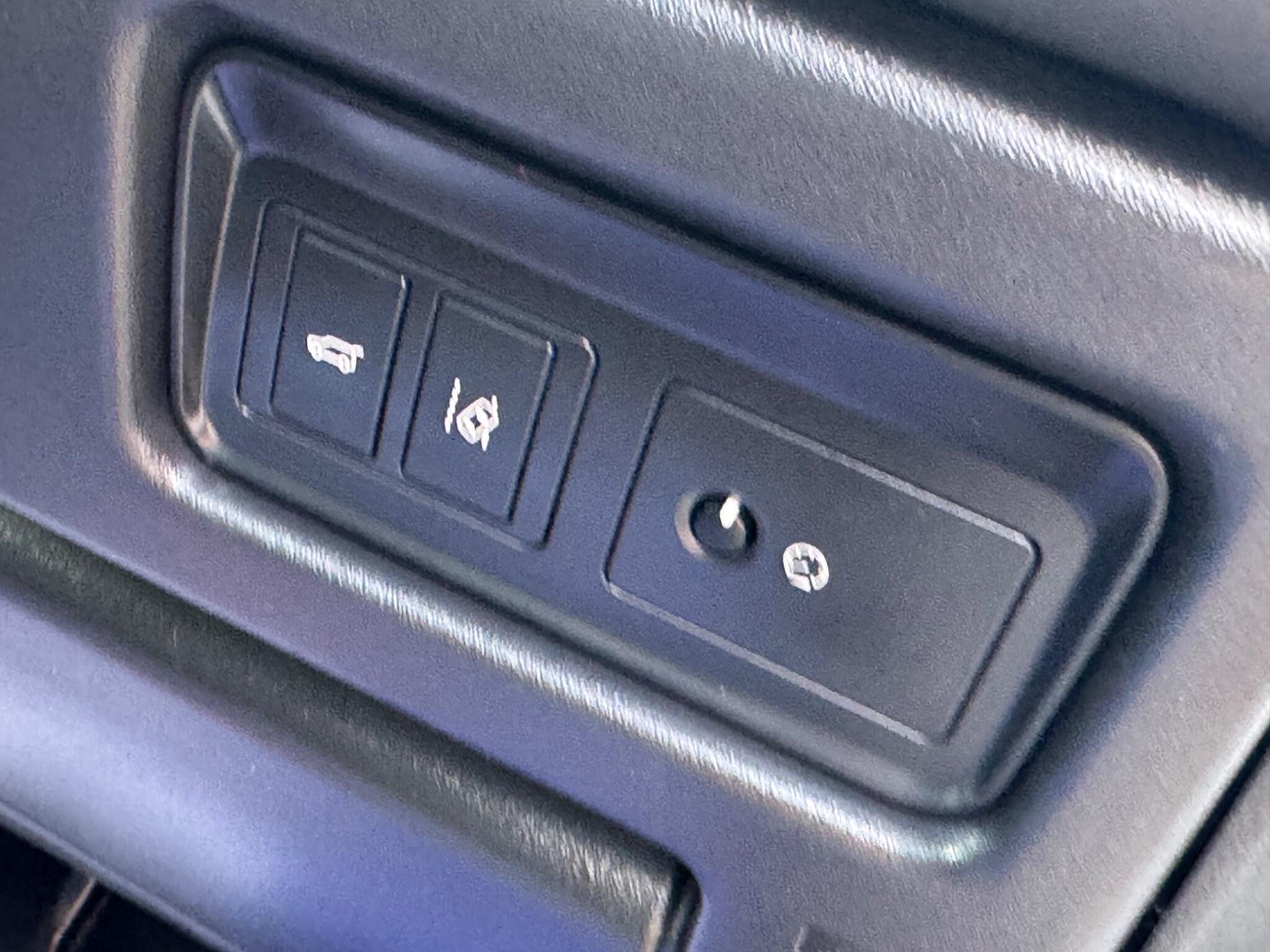 Land Rover Discovery Sport view 19