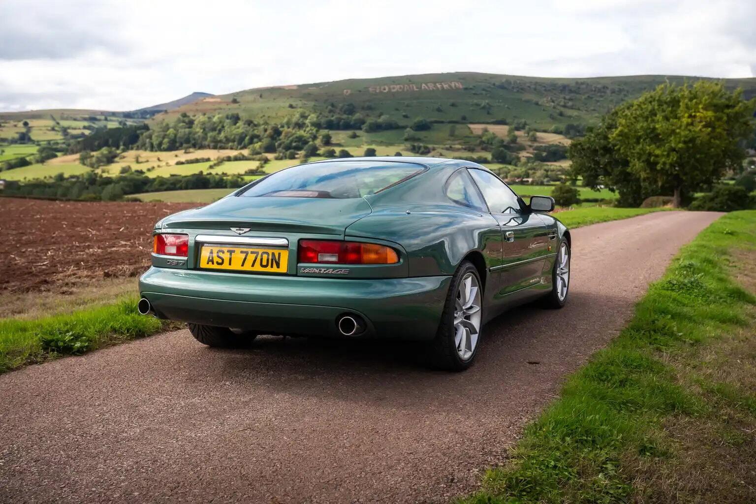 Aston Martin DB7 view 3