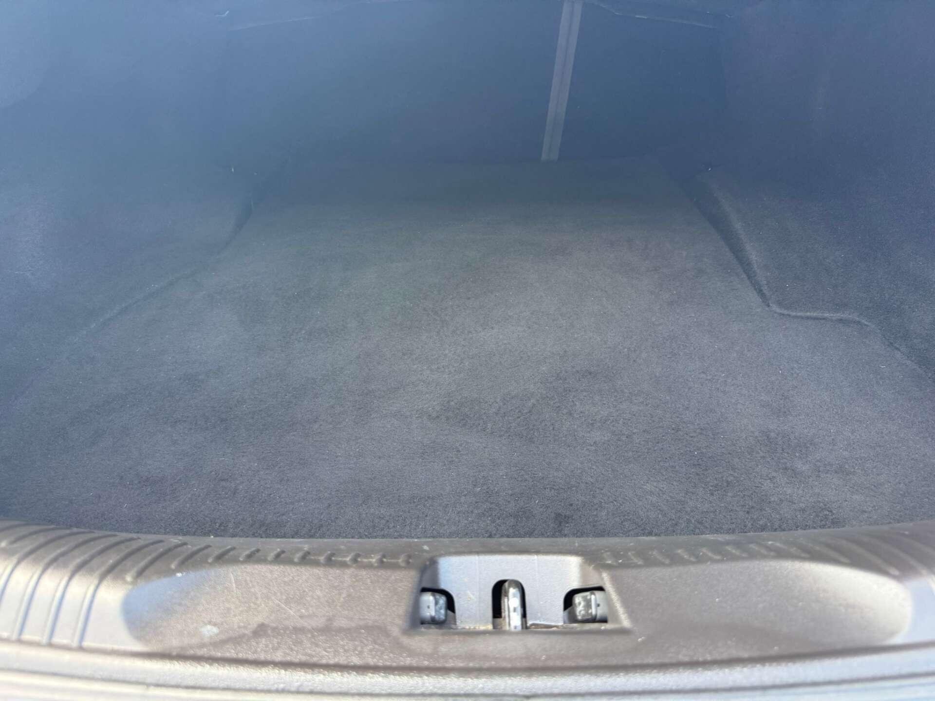 Jaguar XF view 42