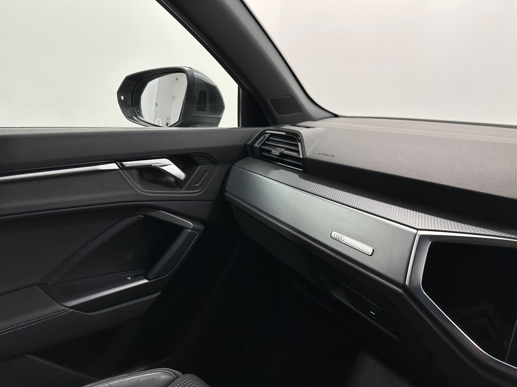 Audi Q3 view 26