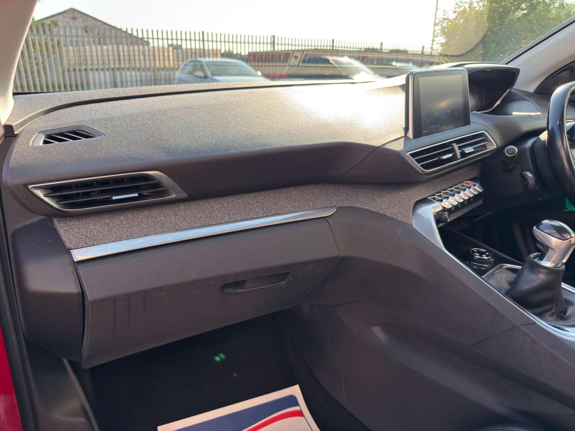 Peugeot 3008 view 45