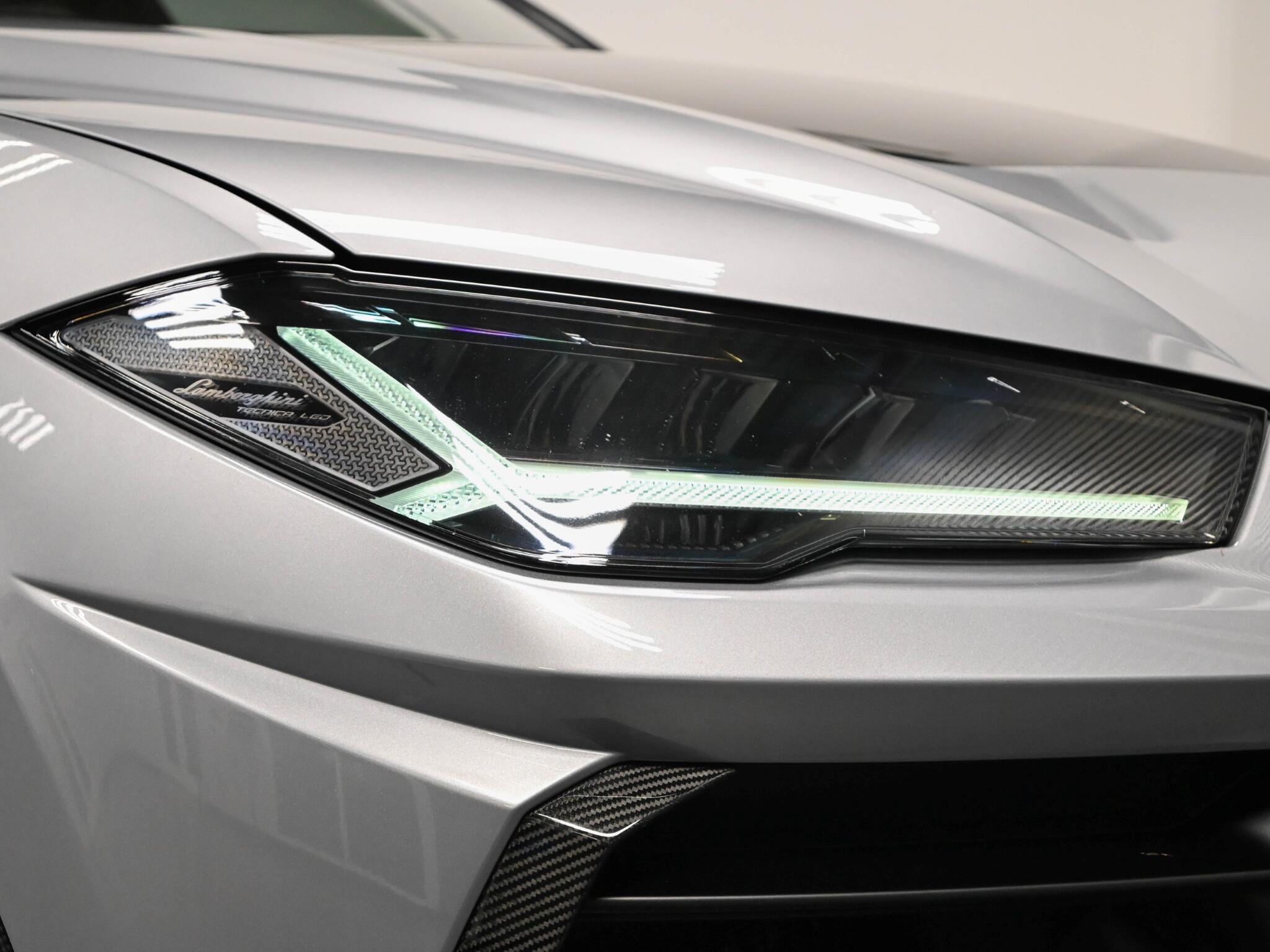Lamborghini Urus view 29