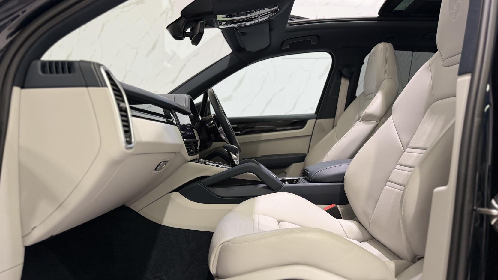 Porsche Cayenne view 8