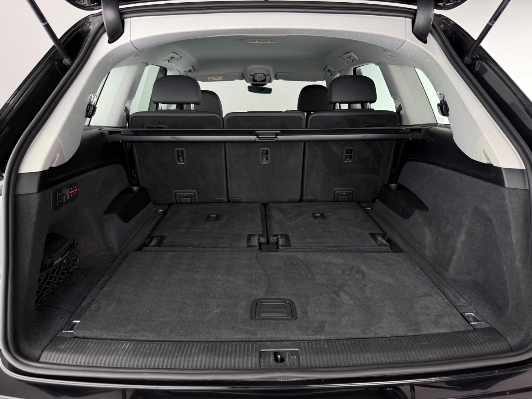 Audi Q7 view 10