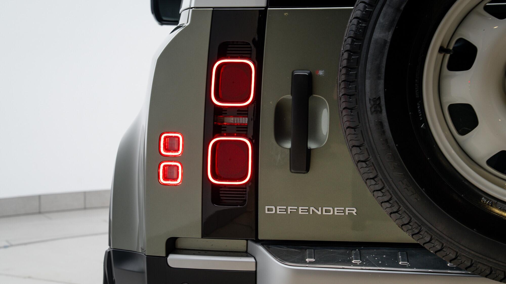 Land Rover Defender 90 view 32