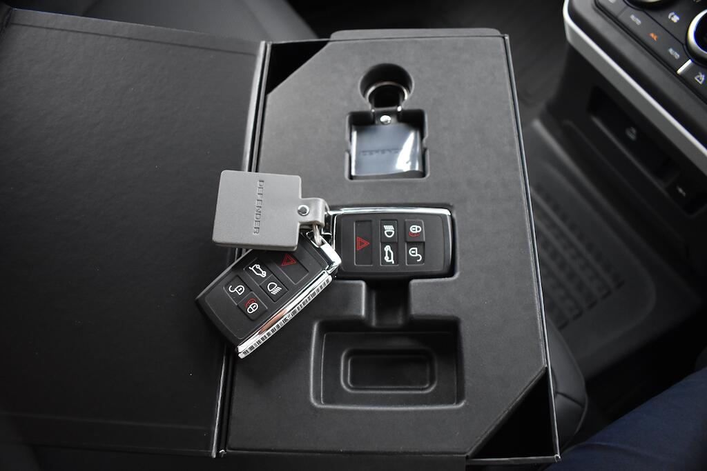 Land Rover Defender 110 view 67