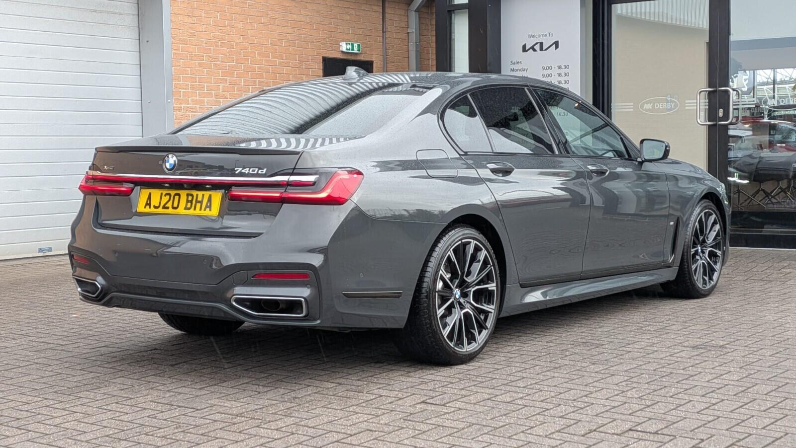 BMW 7 Series view 8