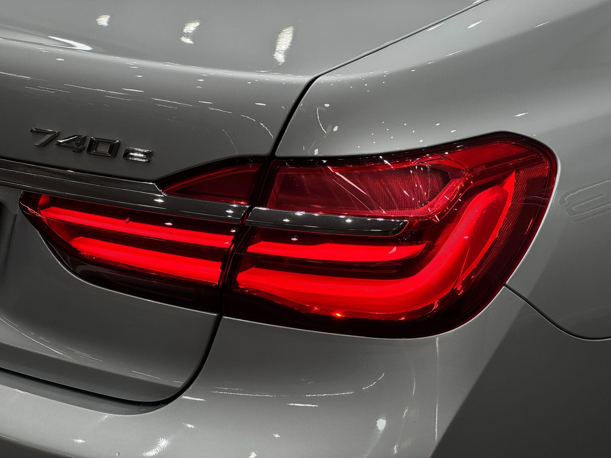 BMW 7 Series view 20