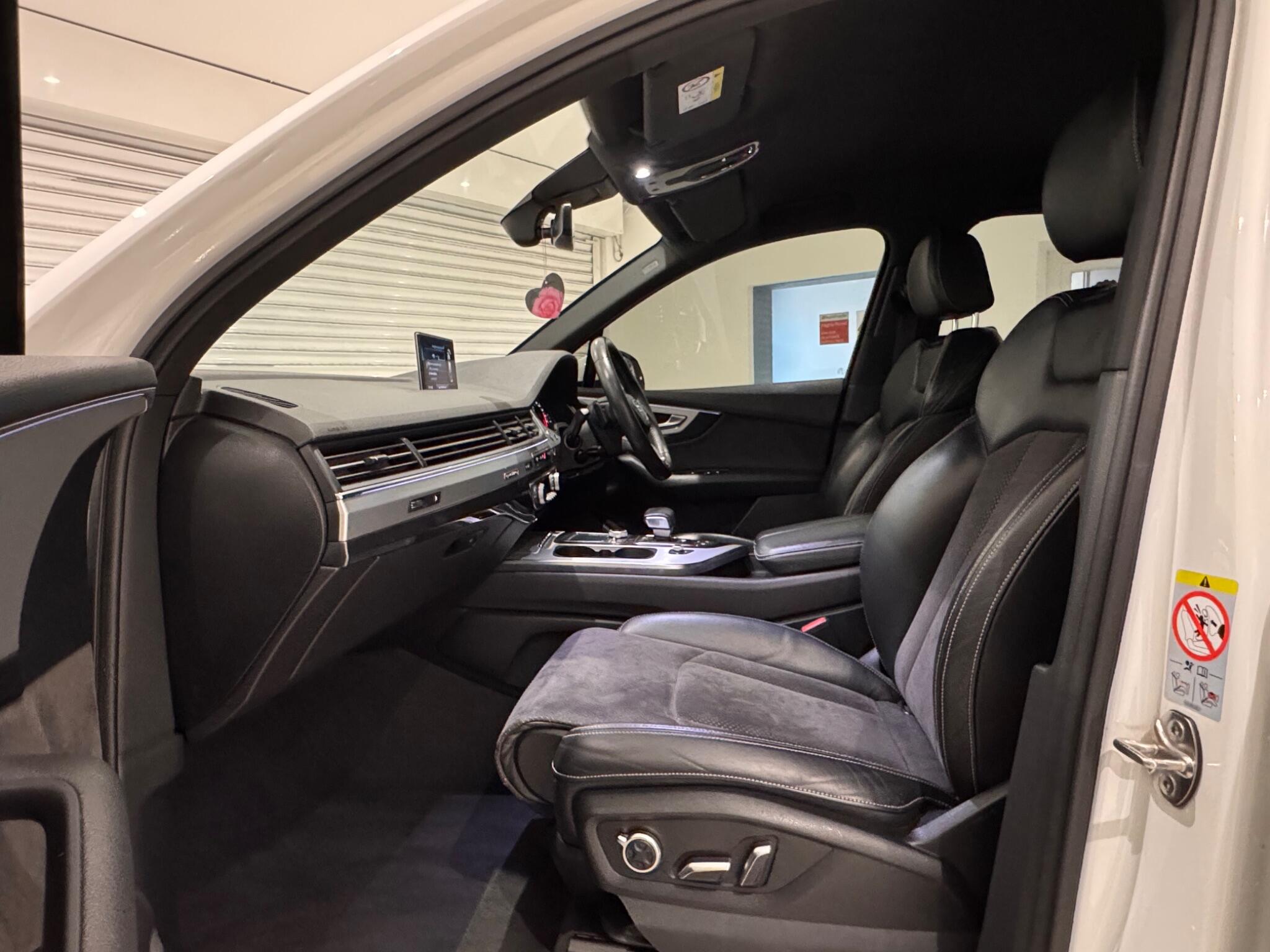 Audi Q7 view 9