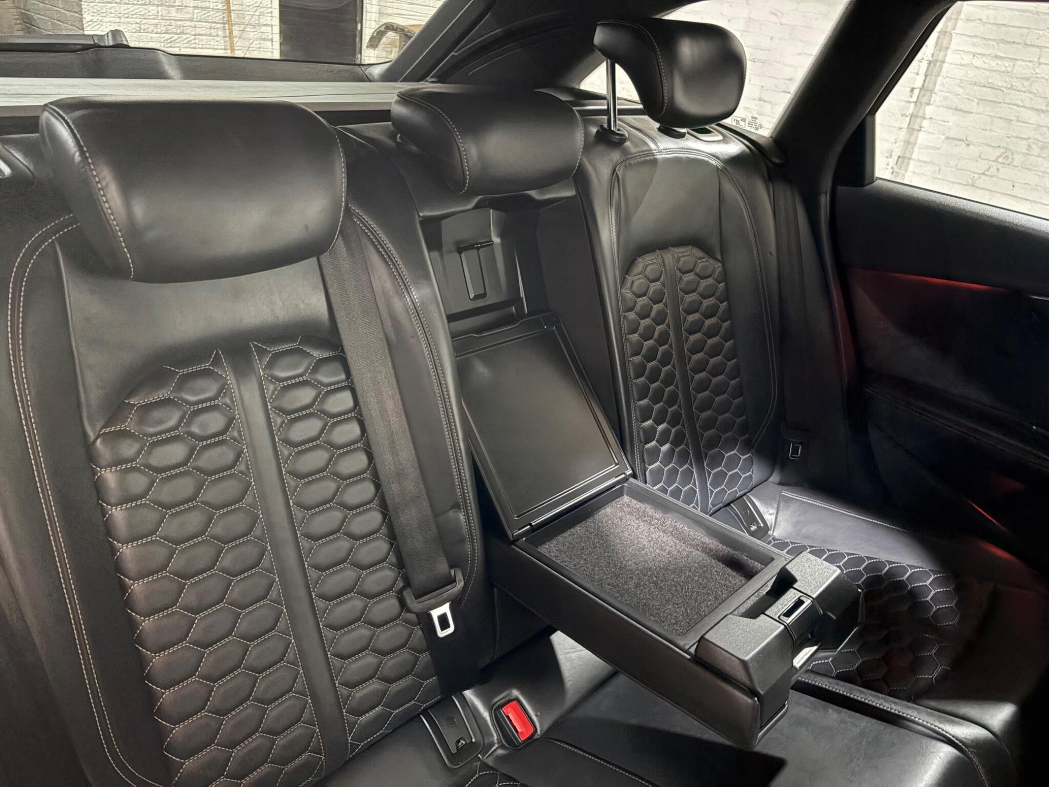 Audi RS4 Avant view 8
