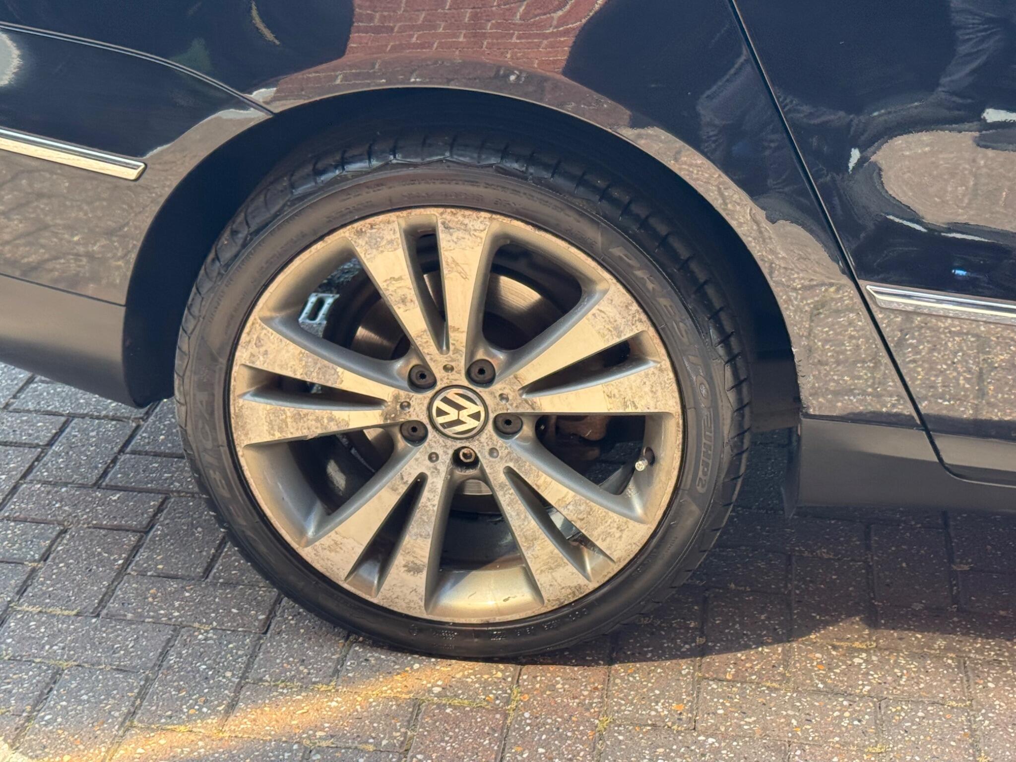 Volkswagen Passat view 26