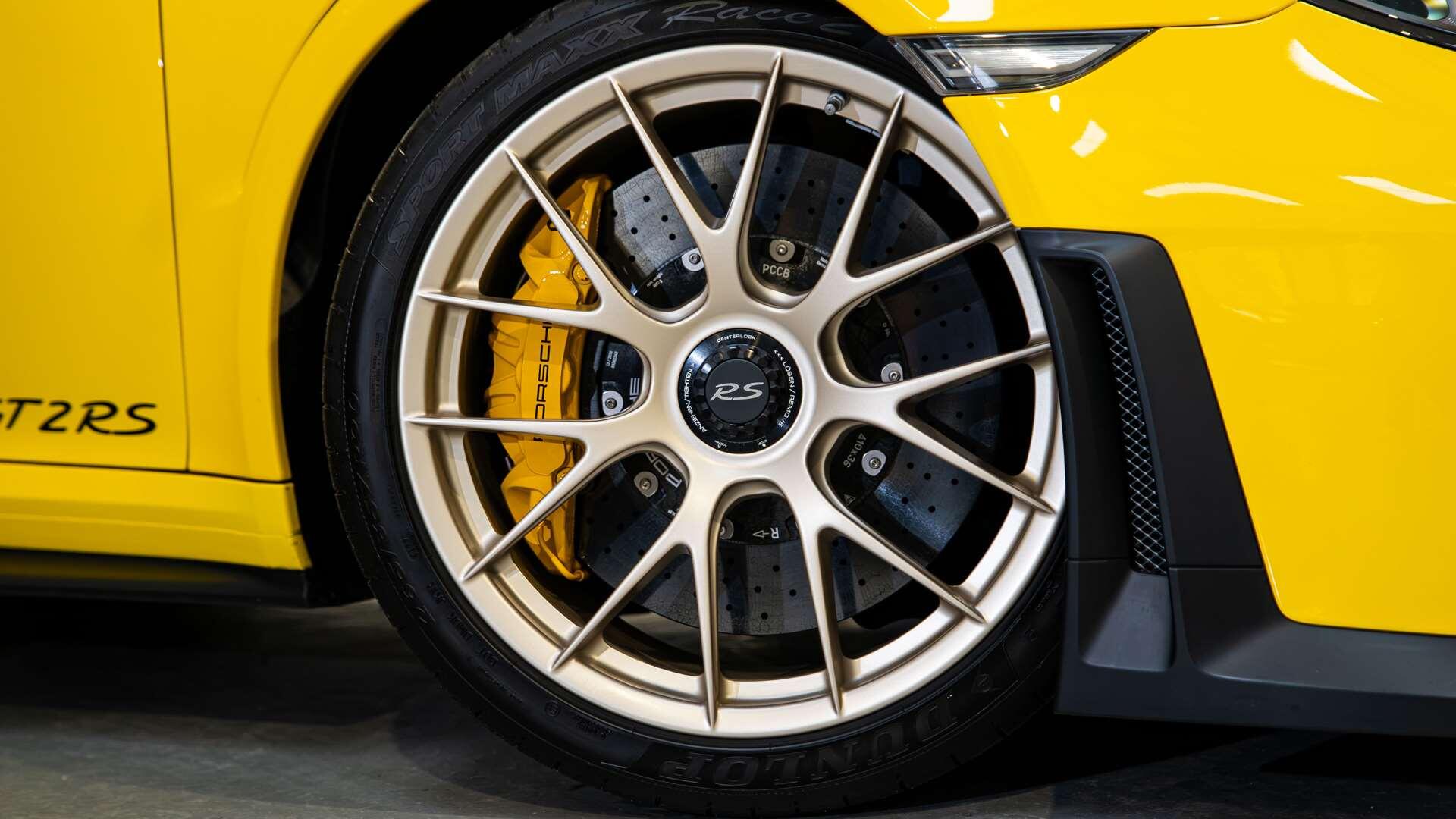 Porsche 911 view 6