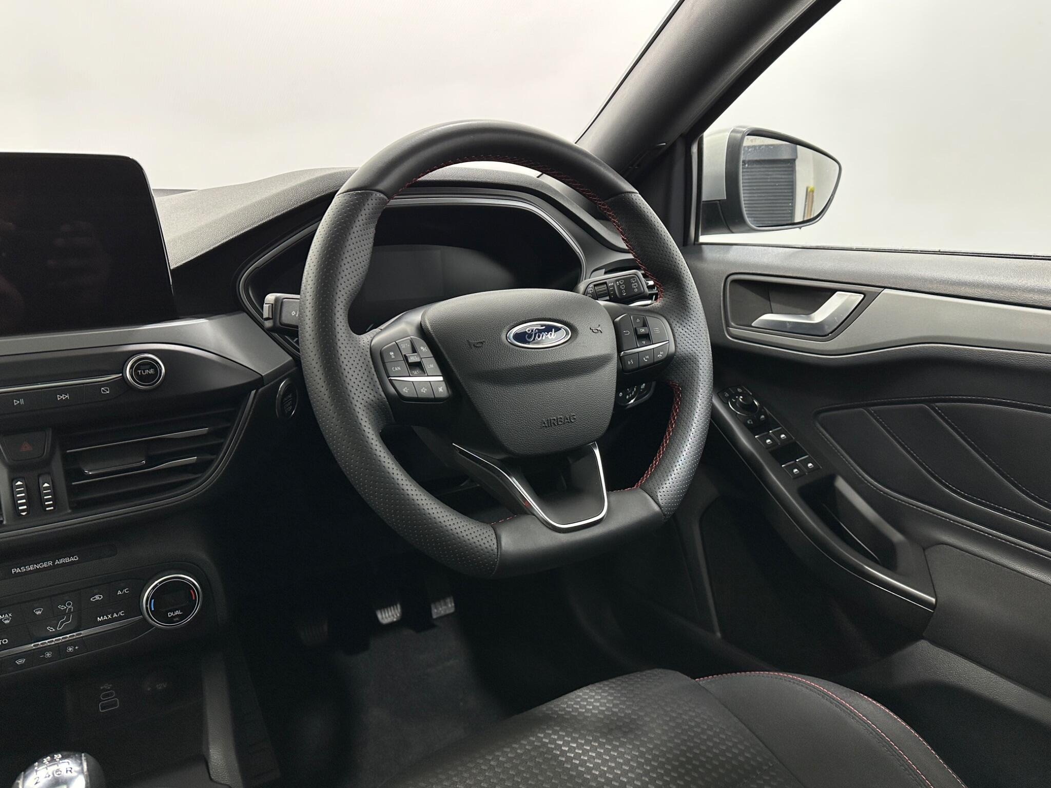 Ford Focus view 11