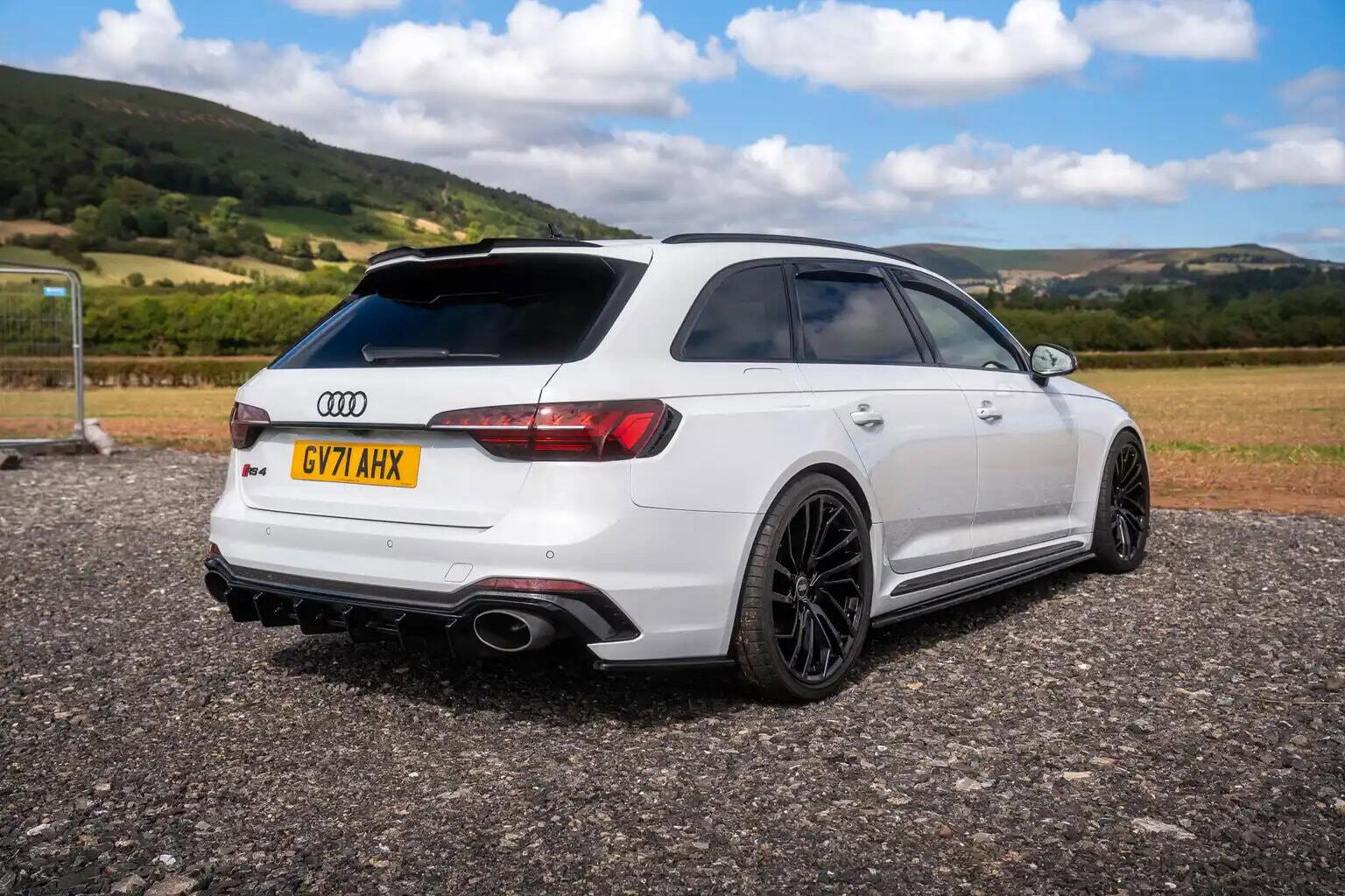 Audi RS4 Avant view 7