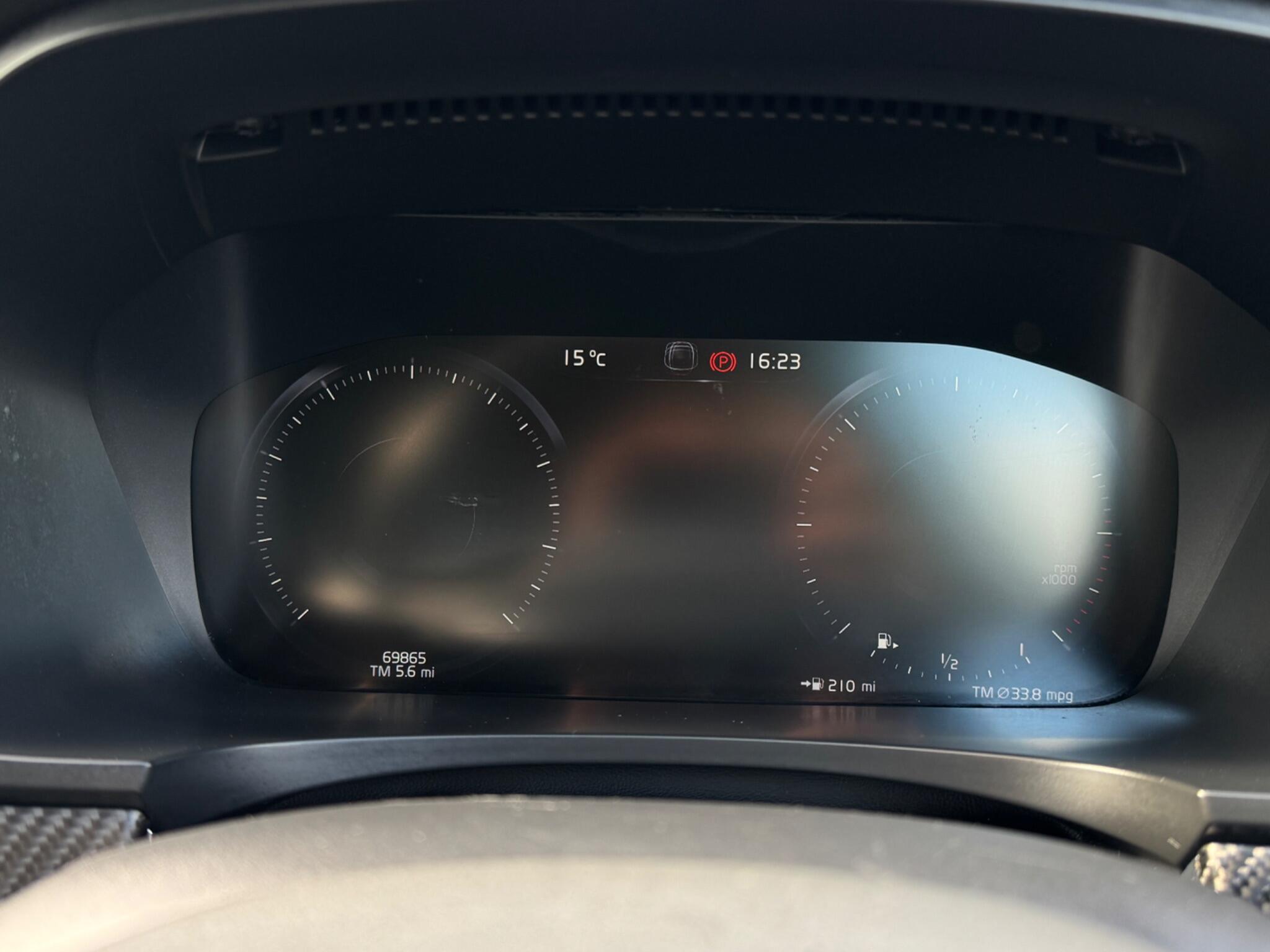 Volvo V90 Cross Country view 52