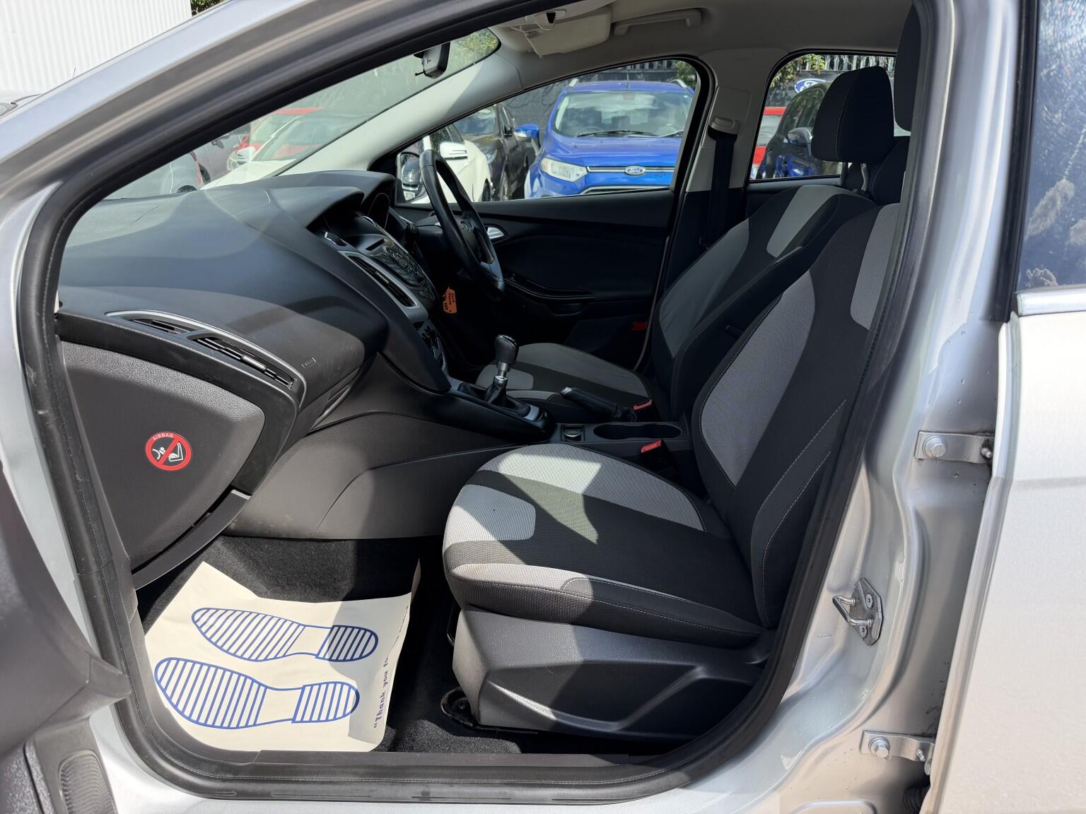 Ford Focus view 14