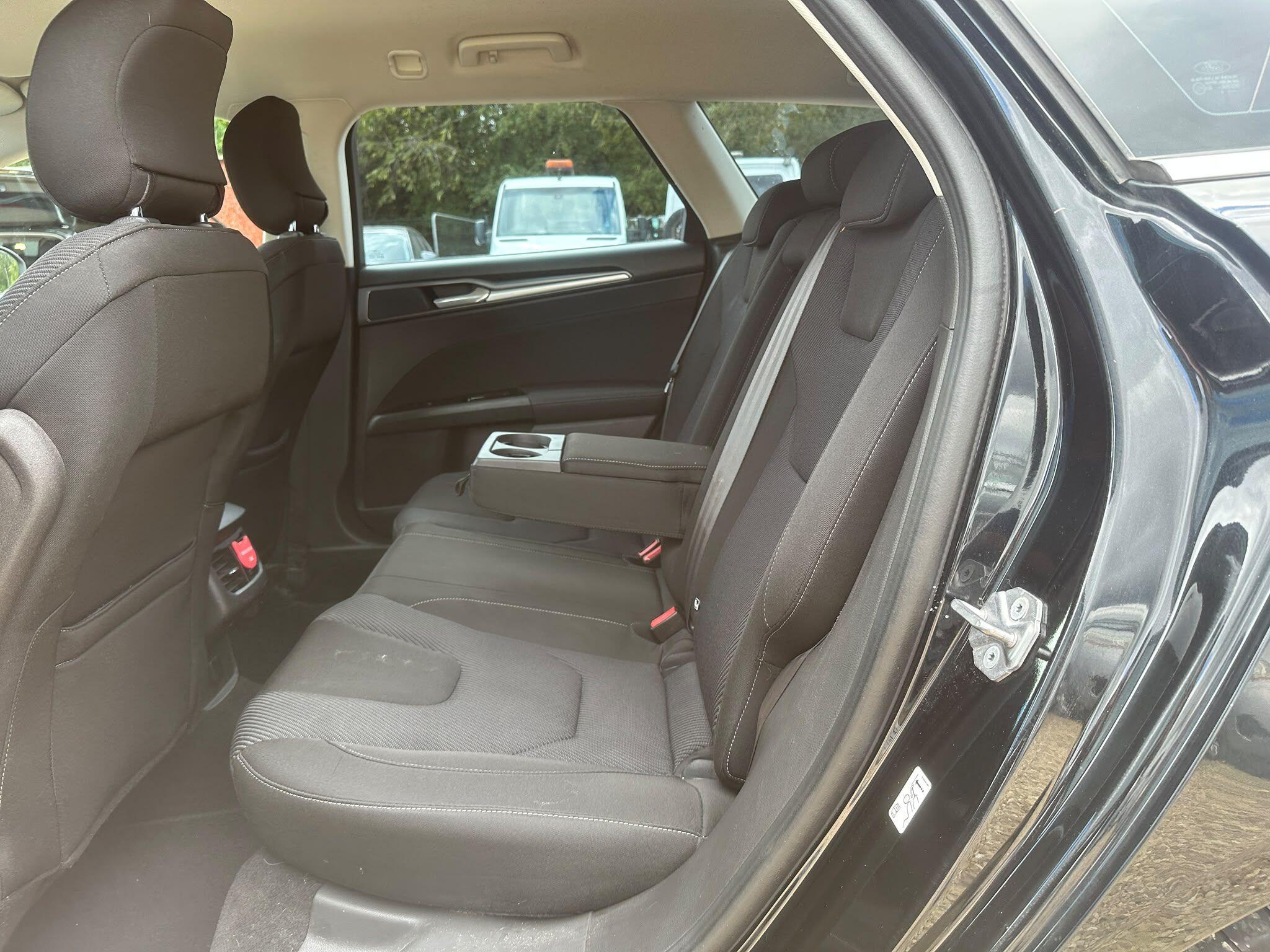 Ford Mondeo view 11