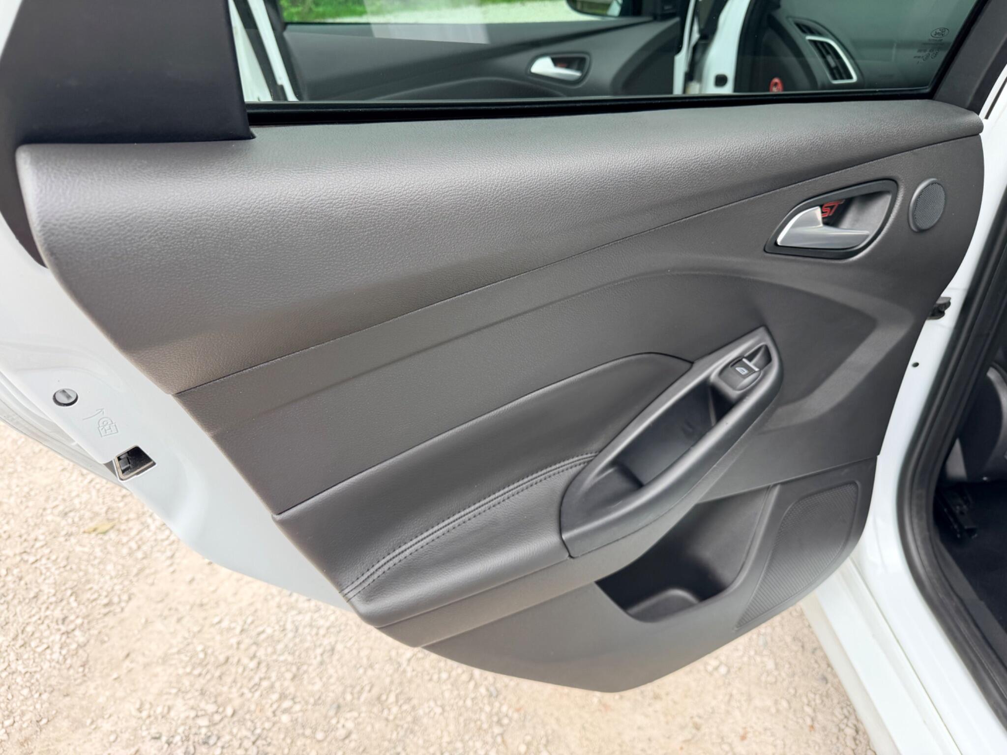 Ford Focus view 32