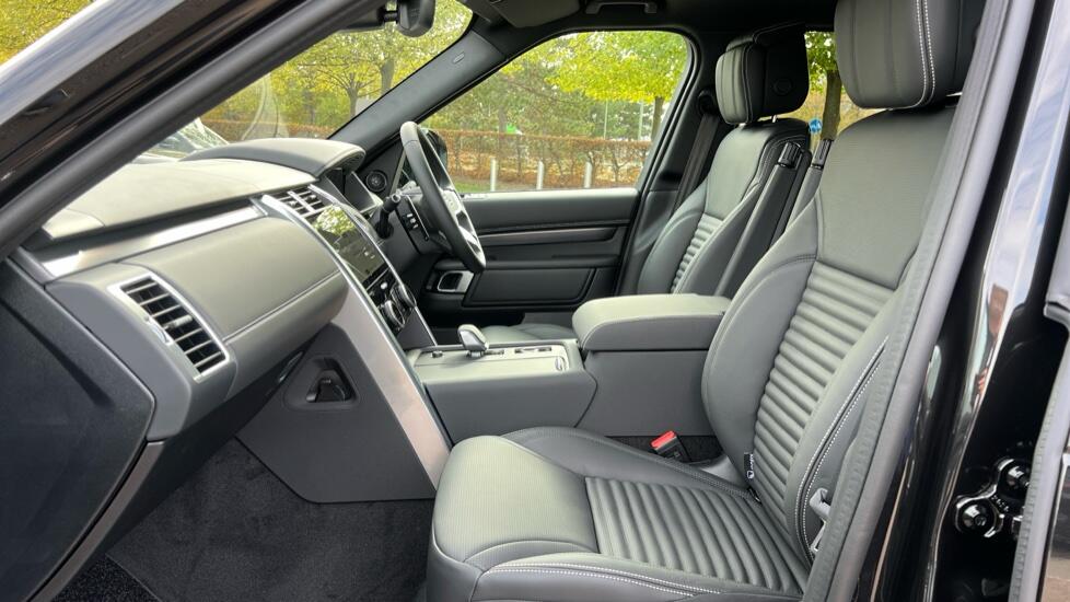 Land Rover Discovery view 3