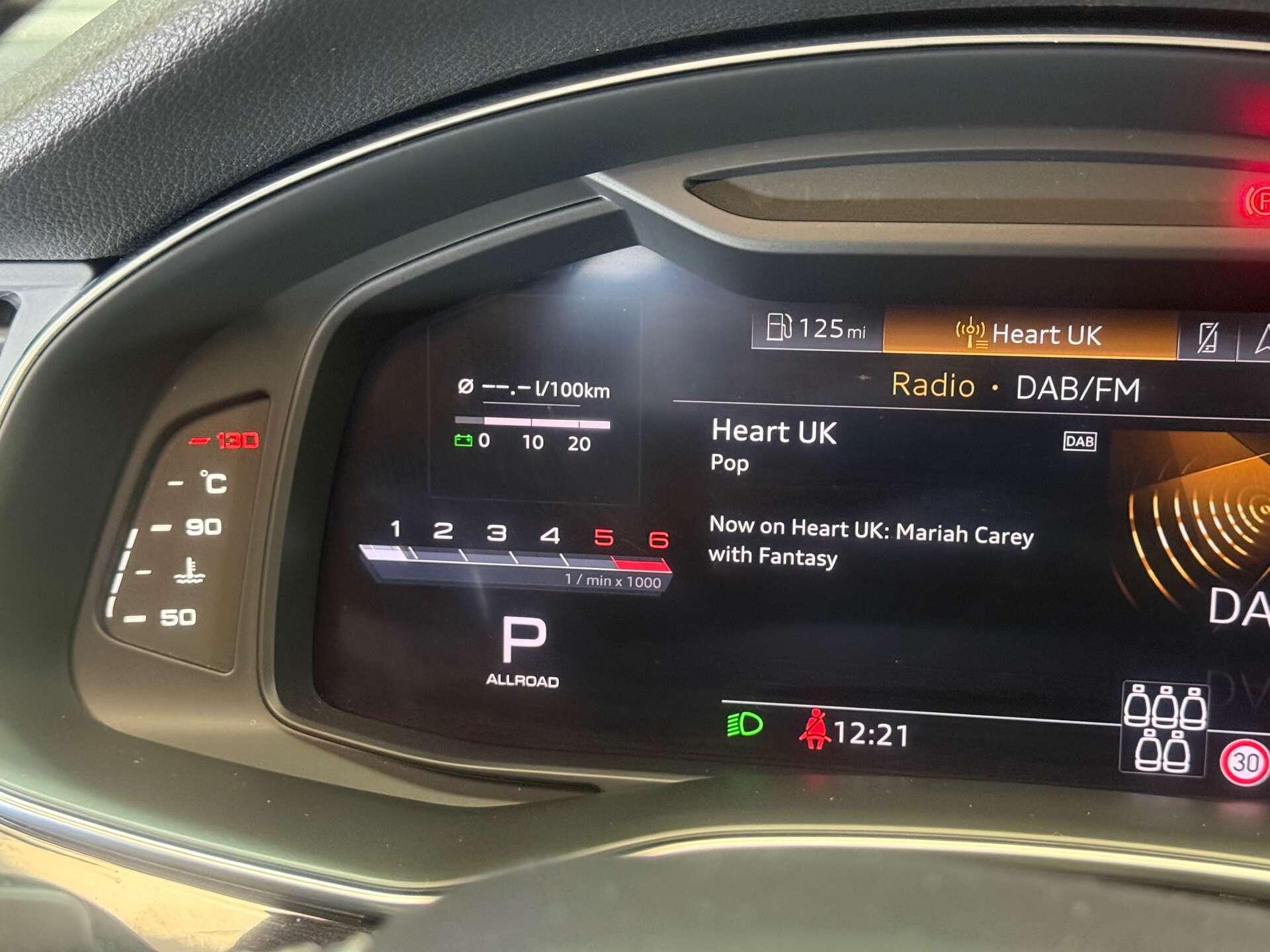 Audi SQ7 view 46