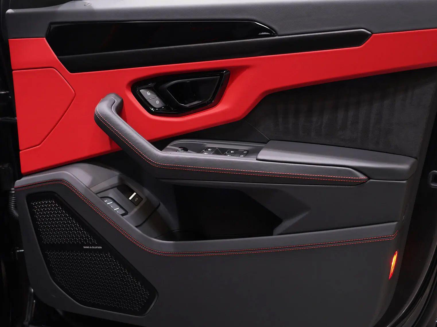 Lamborghini Urus view 34